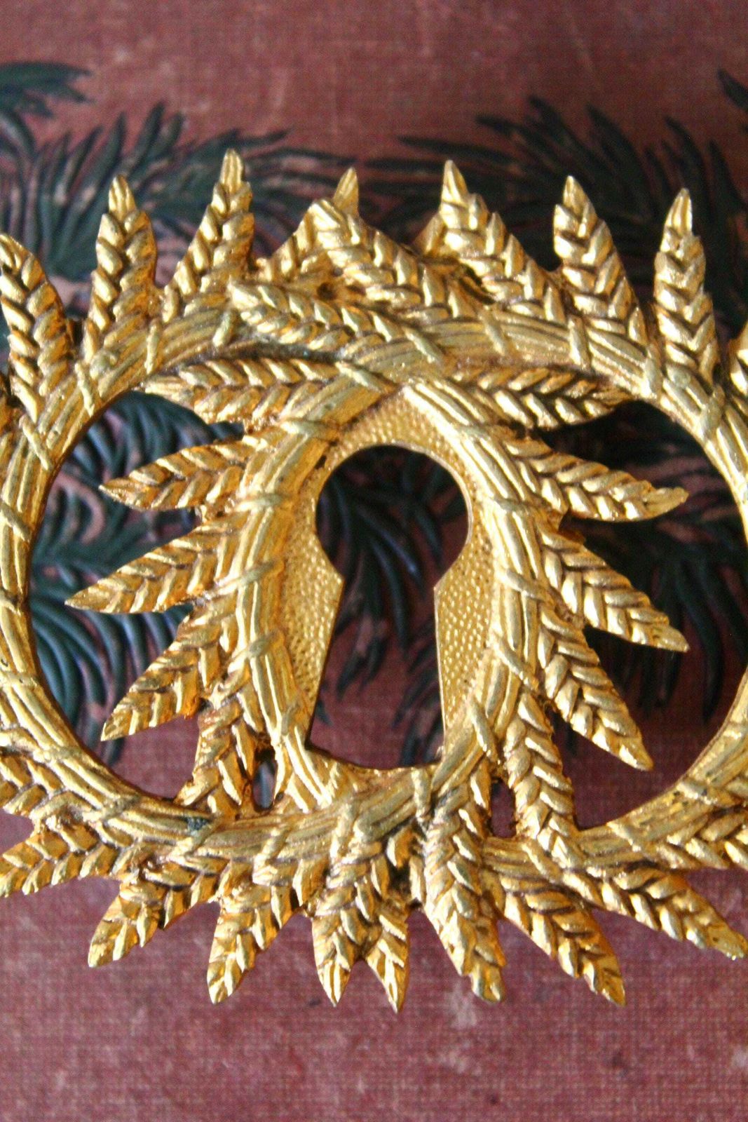 Grande entrée de serrure d'époque en bronze doré, style Régence Empire, double couronne de laurier, quincaillerie ancienne photo Décoration