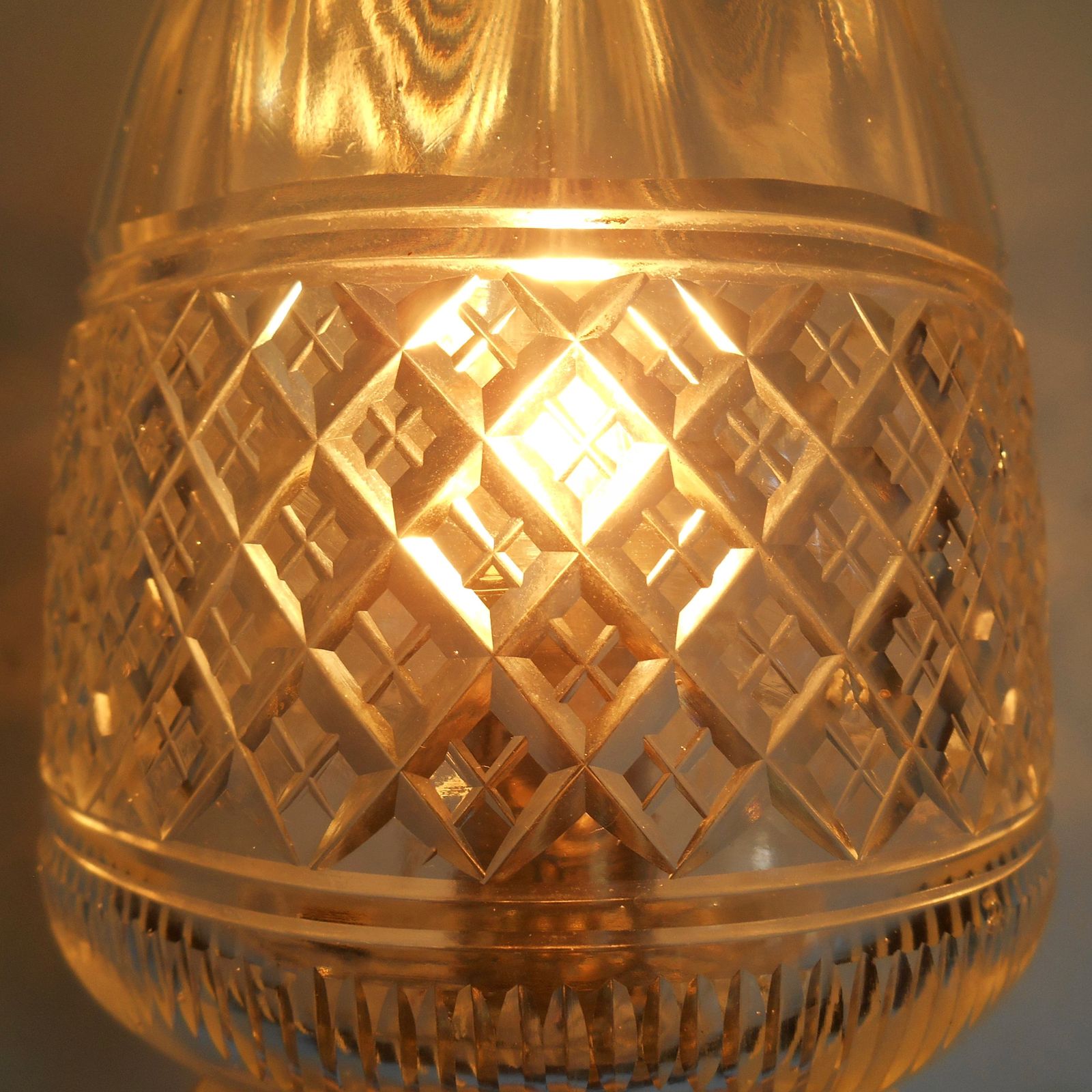 Antieke vernikkelde wandlamp met een geslepen glazen eikelvorming kap photo buy