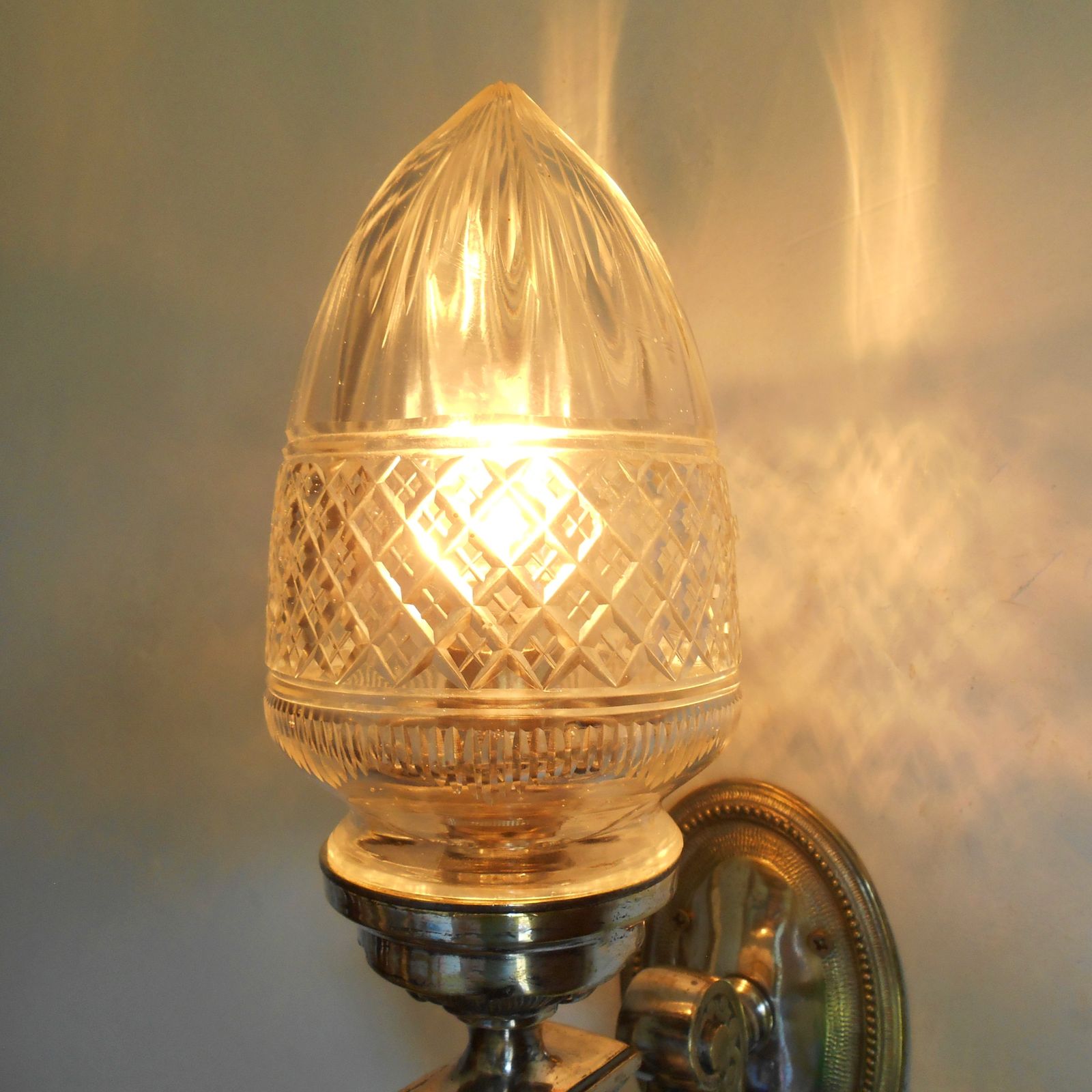 photo furniture Antieke vernikkelde wandlamp met een geslepen glazen eikelvorming kap