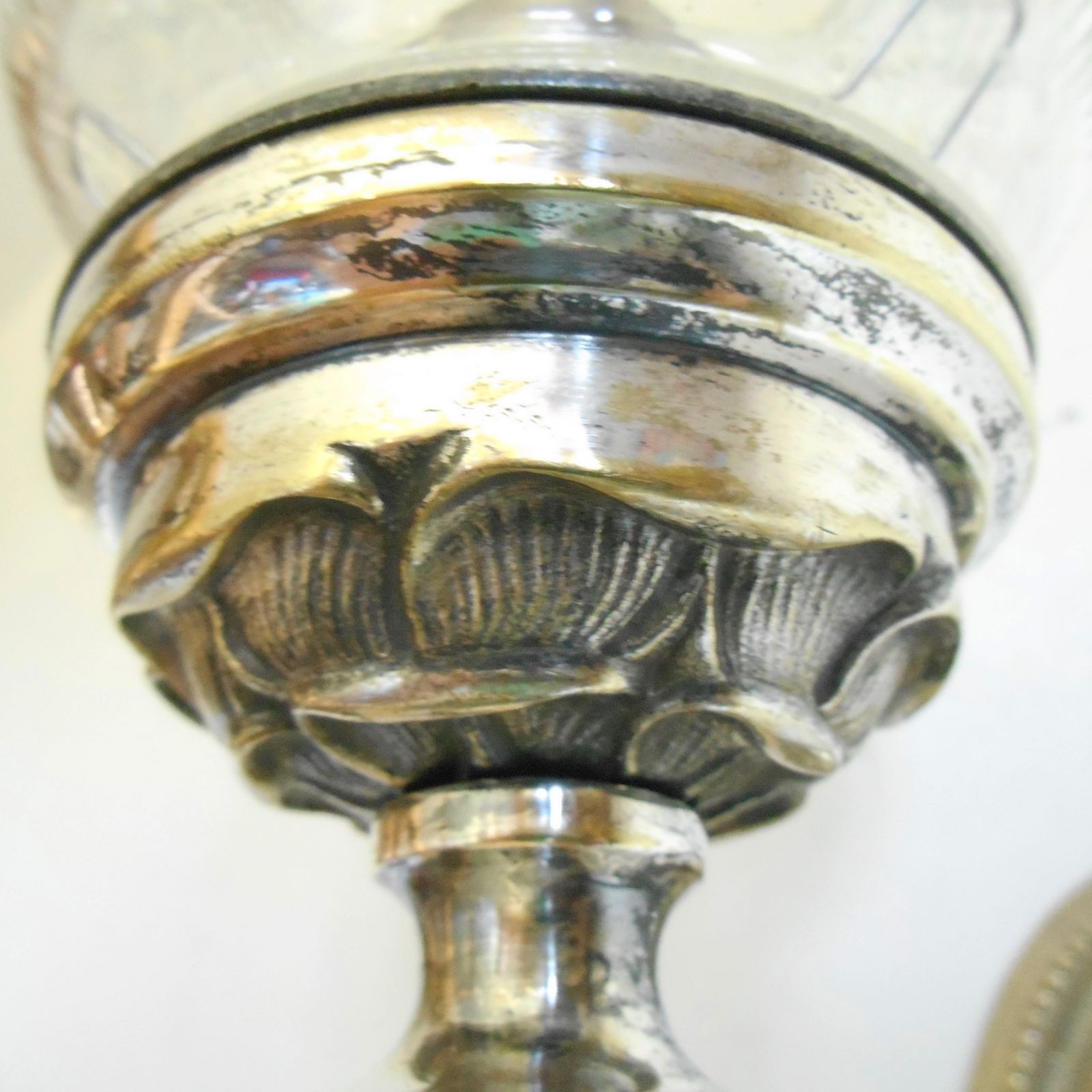 photo vinterior Antieke vernikkelde wandlamp met een geslepen glazen eikelvorming kap