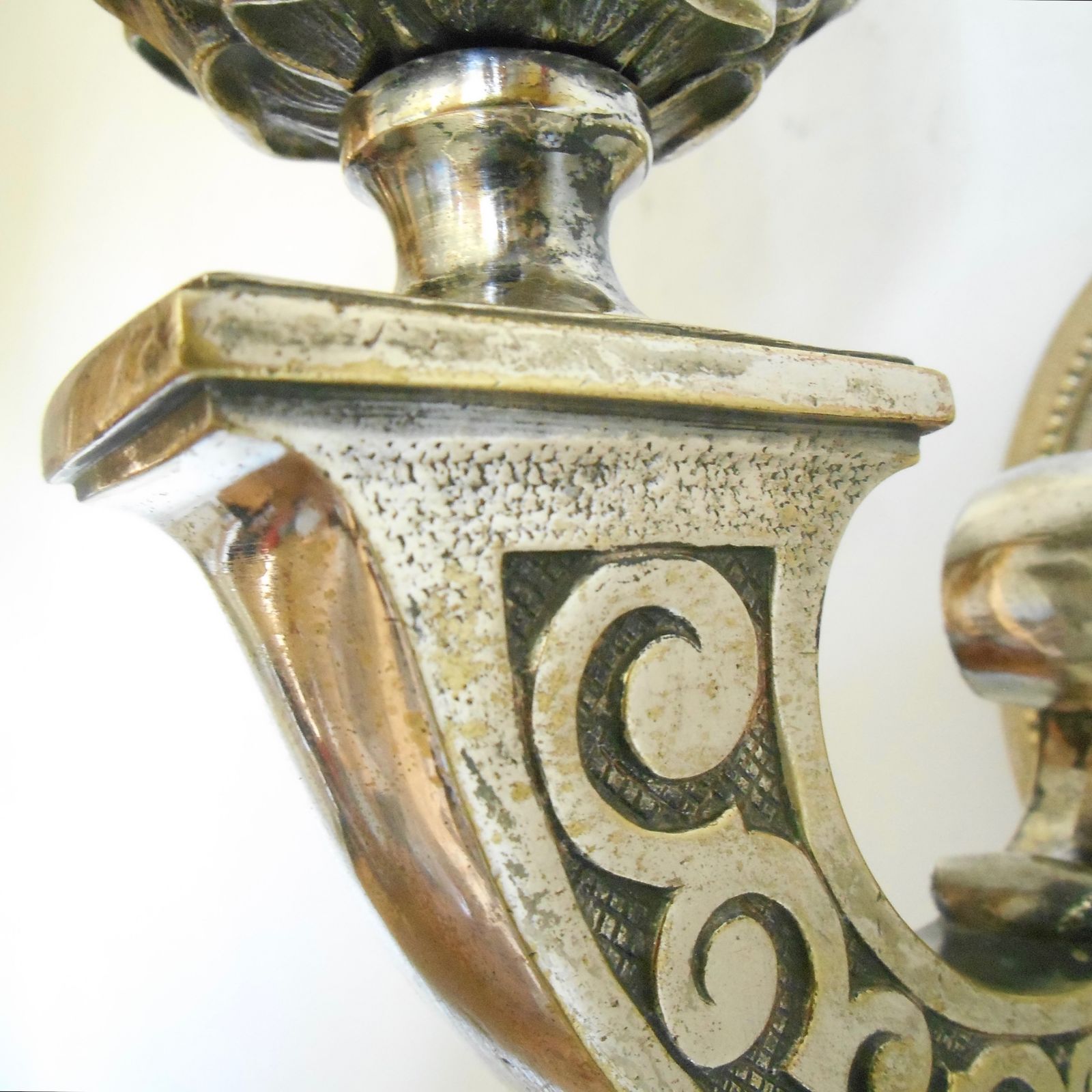 photo buy Antieke vernikkelde wandlamp met een geslepen glazen eikelvorming kap