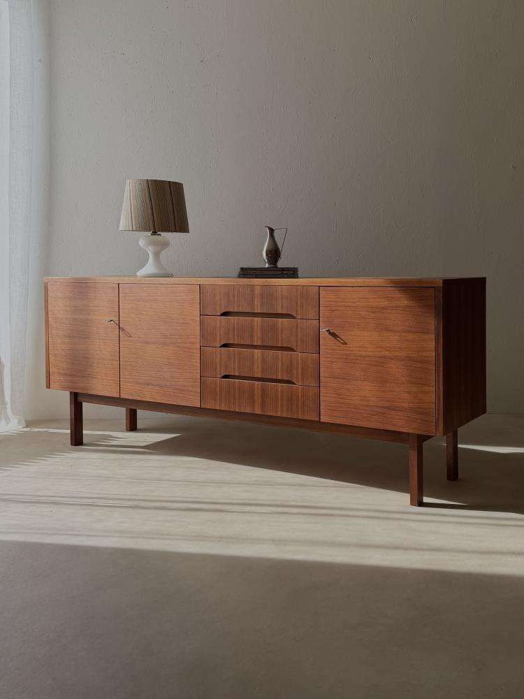 photo furniture Vintage Minimalistisch Dressoir Jaren 1960 Walnoot