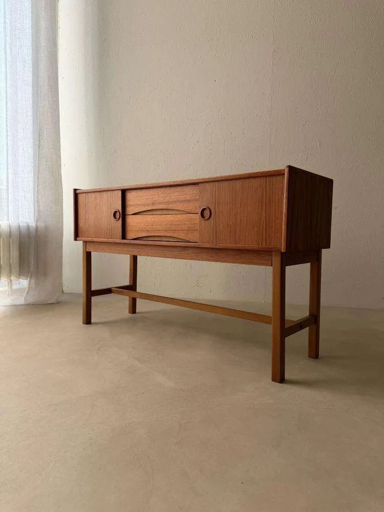 Scandinavisch Teakhouten Dressoir Ca. Jaren 1960 – Compact Deens Design photo for sale