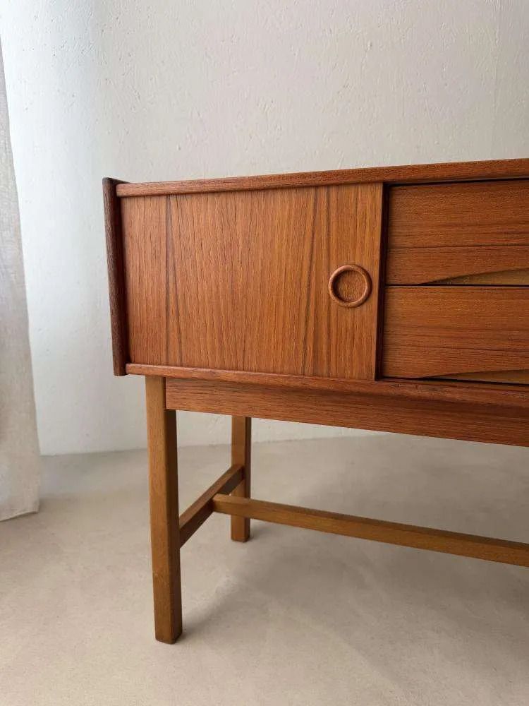photo furniture Scandinavisch Teakhouten Dressoir Ca. Jaren 1960 – Compact Deens Design