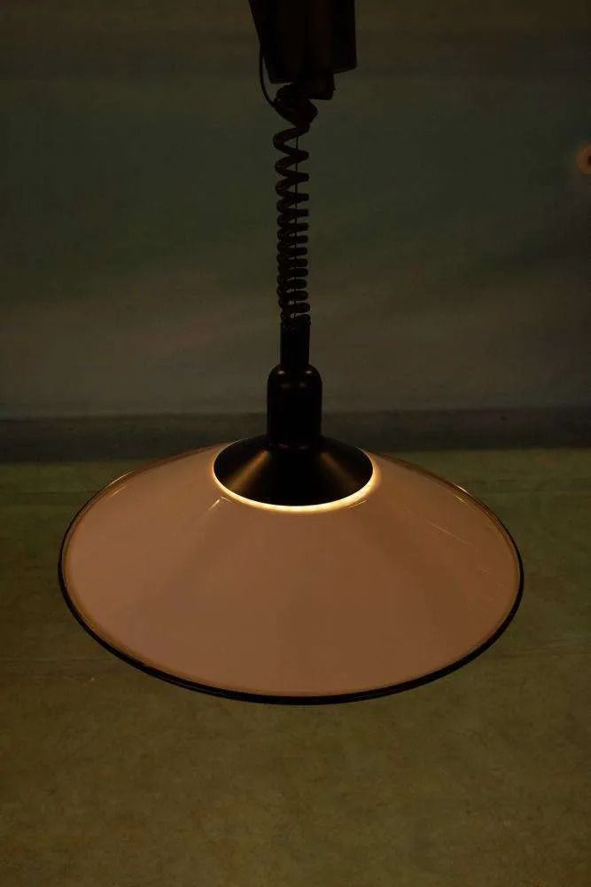 photo furniture Zweeds Minimalistisch Hanglampje Uit De Jaren 1970, Vintage Treklamp.