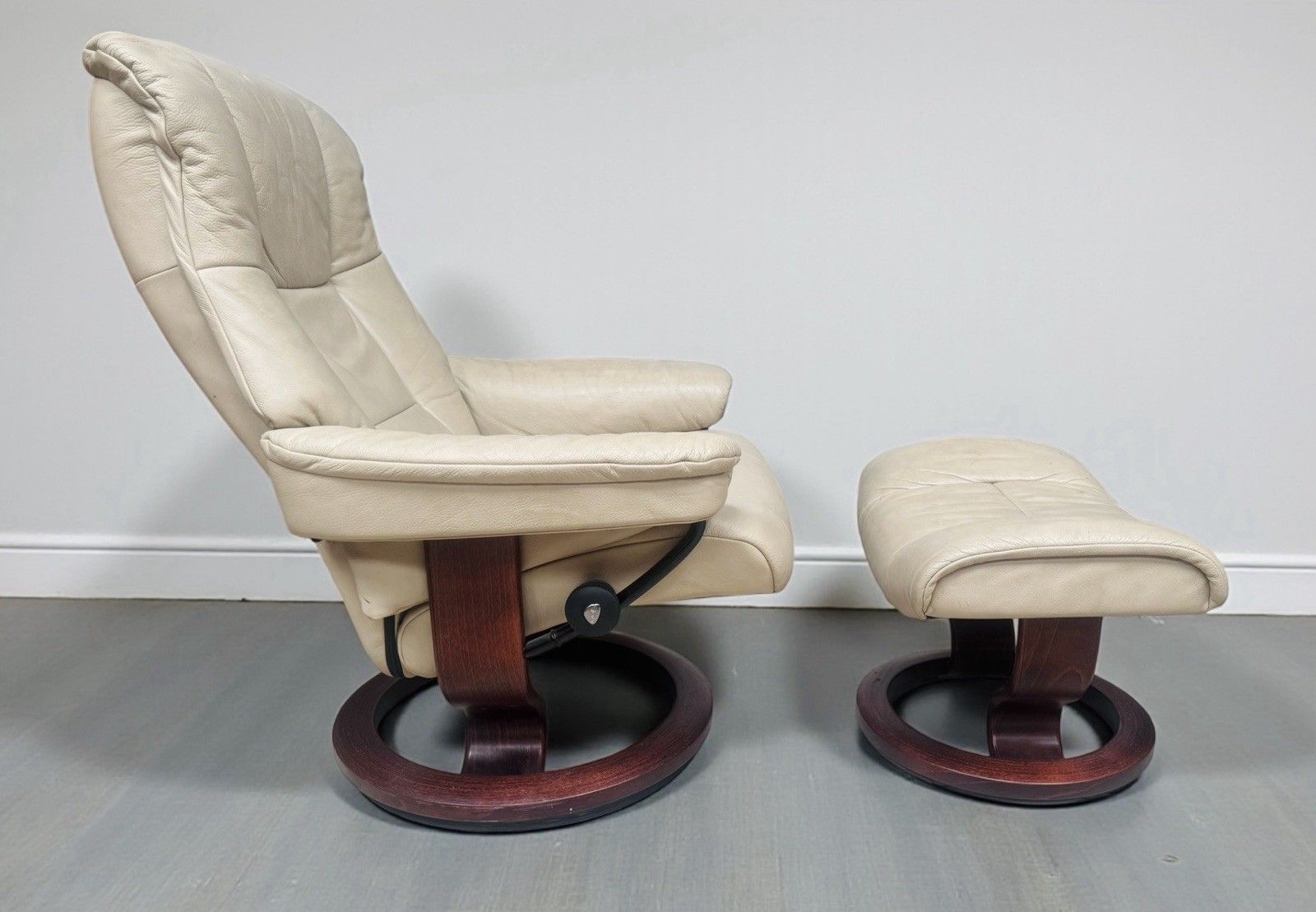 Ekorness Stressless Reclining Armchair And Footstool Mayfair Range Super Quality photo vintage