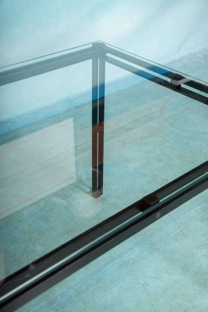 photo vinterior Minimalistische Glazen Eettafel Met Metalen Onderstel, Mid Century Modern Jaren 1980