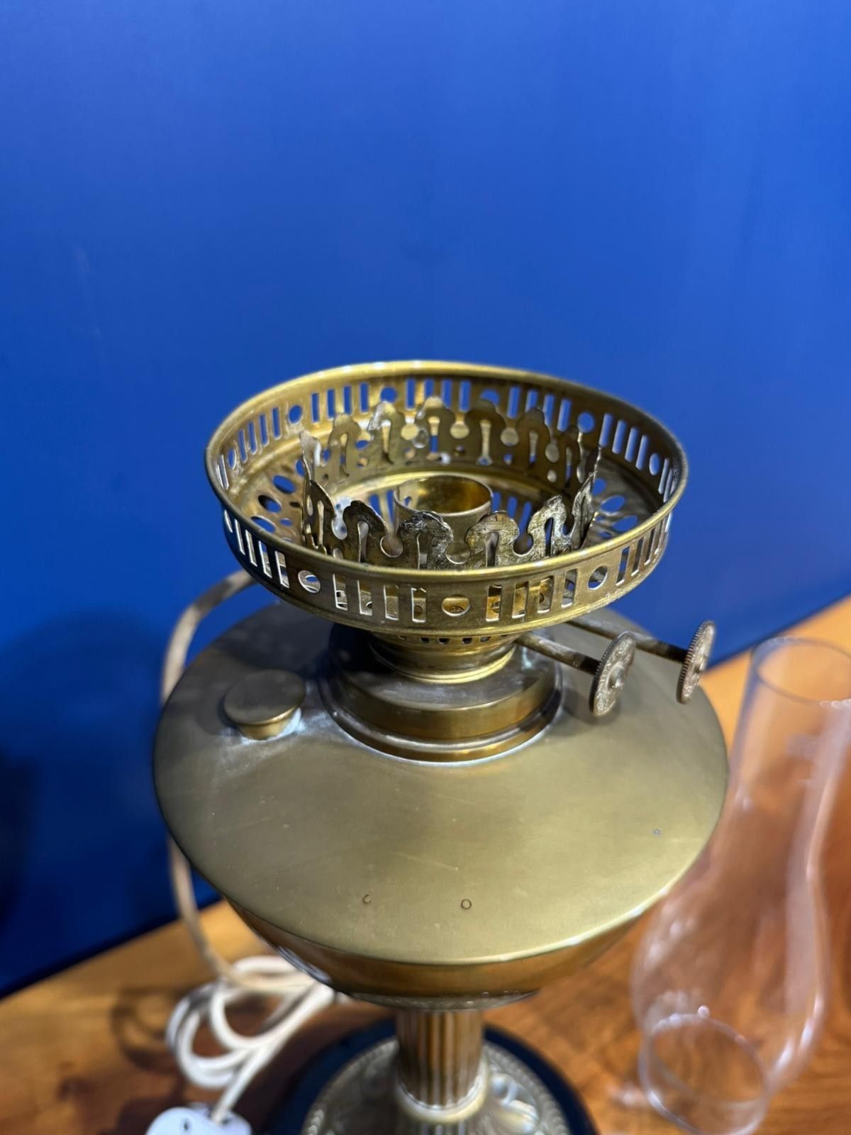 Lighting Victorian Brass Oil Lamp Light Antique Glass Shade Electric Round White photo