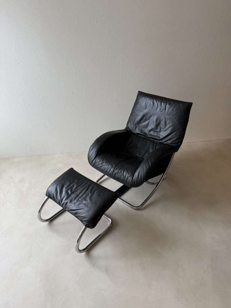 photo furniture Zwitserse Lounge Fauteuil Met Ottoman – Robert Haussmann, Jaren 1980