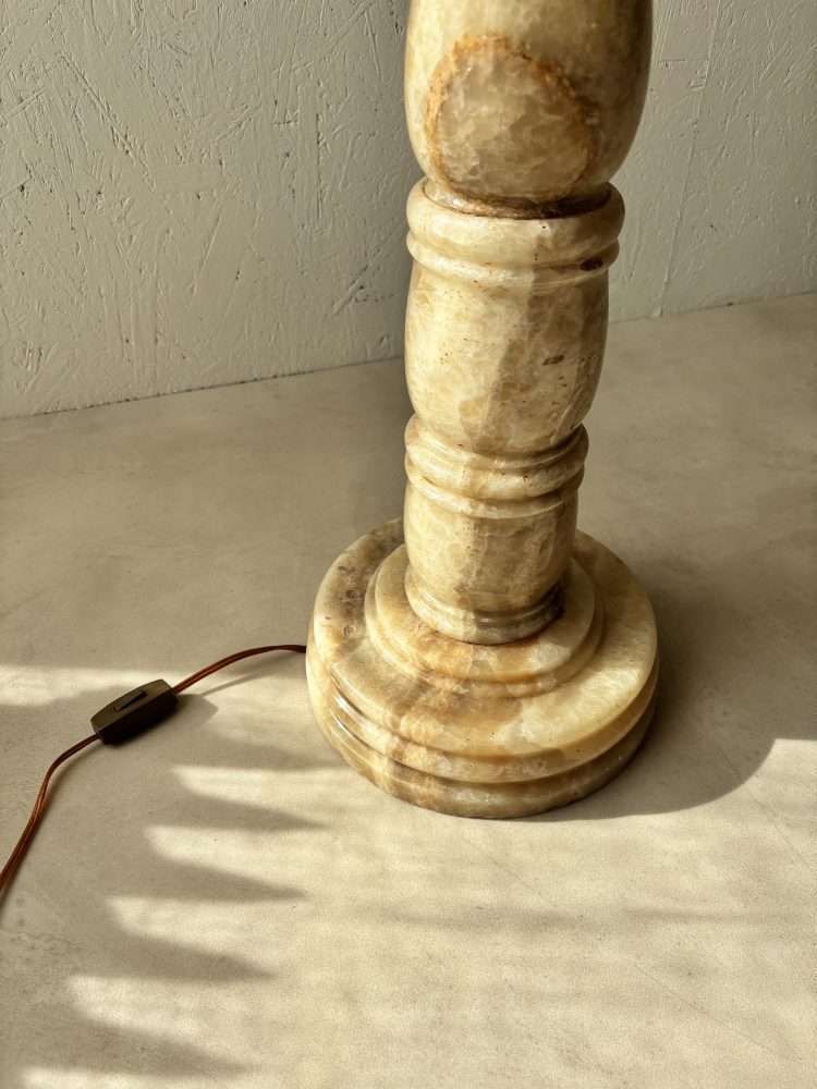 photo furniture Zeldzame Mid Century Vloerlamp In Albast