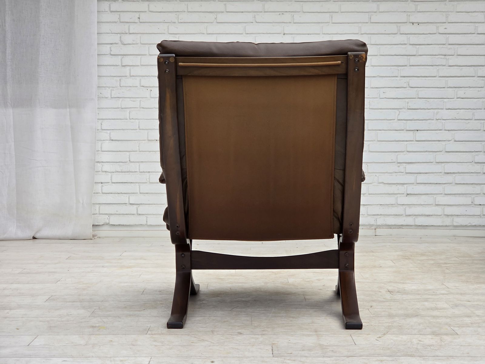 photo vinterior 1970s, Scandinavian Design, Armchair In Brown Furniture Leather.