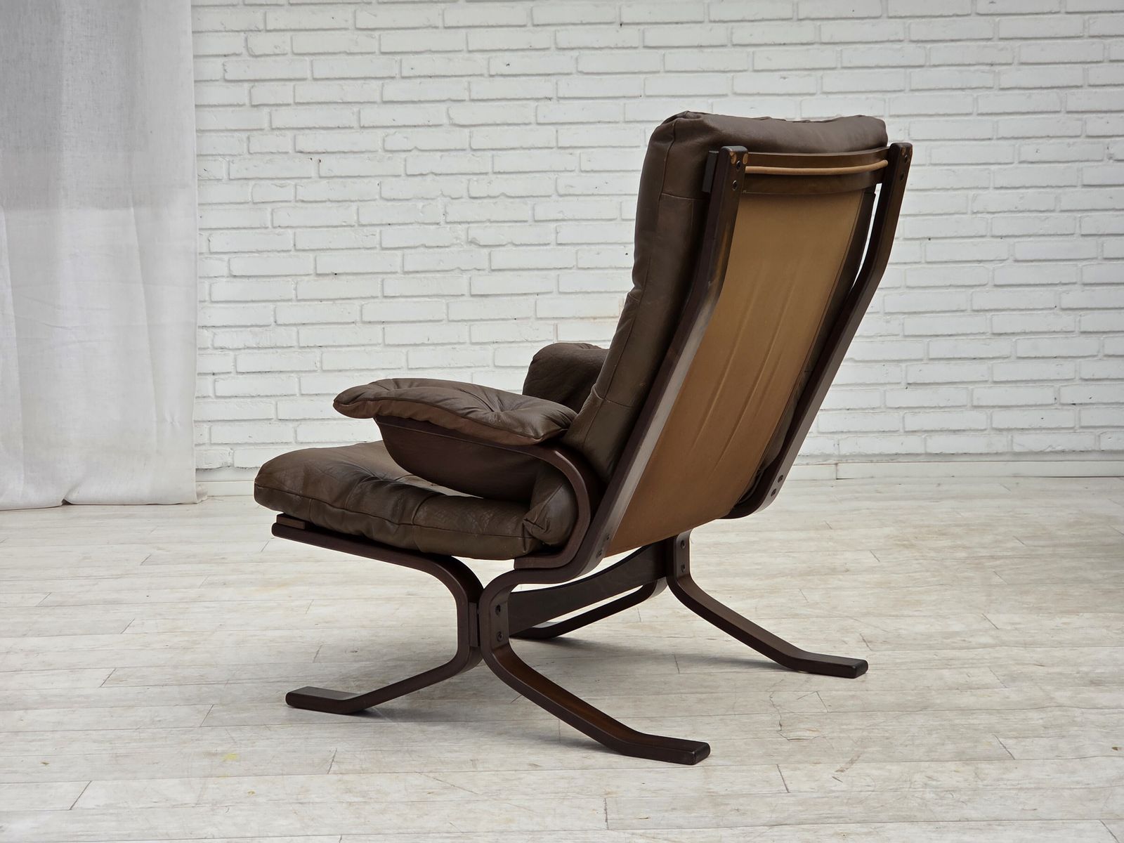 photo buy Ca. Jaren 1970, Scandinavisch Design, Fauteuil In Bruin Meubelleer.
