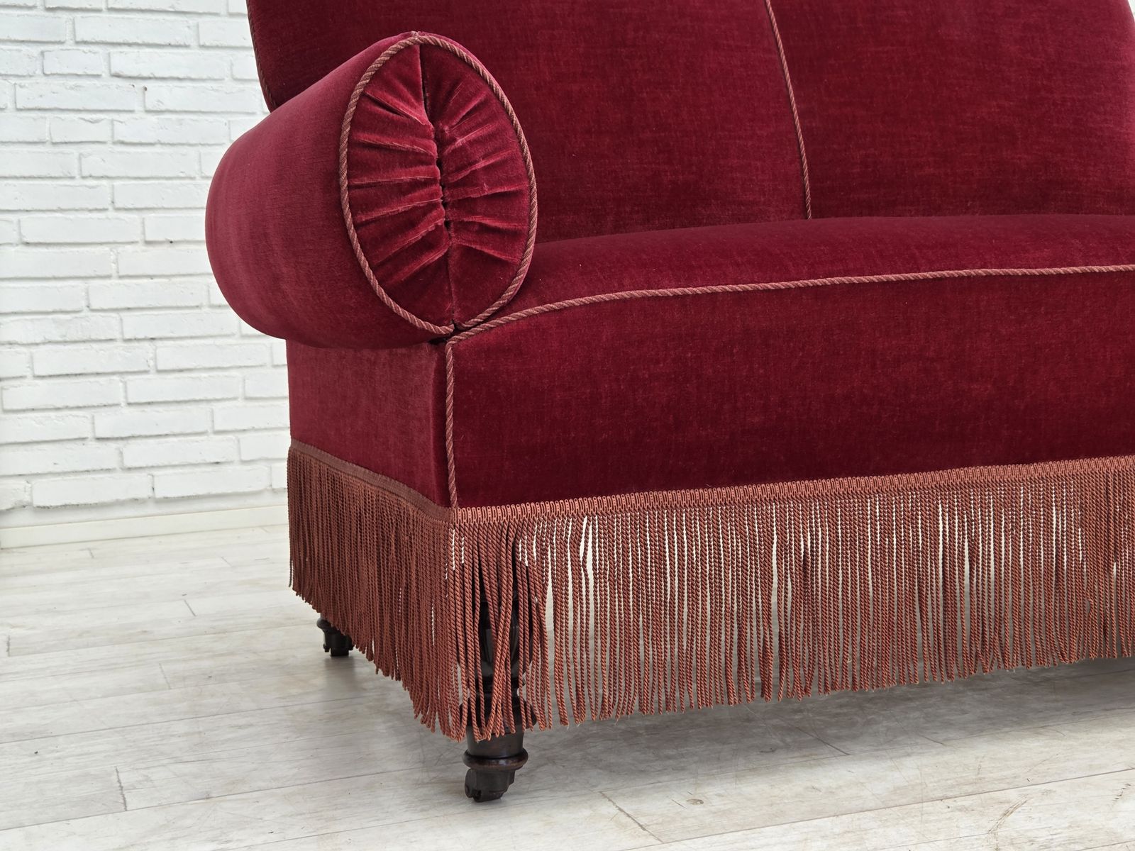 Ca. Jaren 1950, Deense 2 Zits Sofa Met Neerklapbare Armleuningen/Rugleuning, Kersrood Meubelvelours. photo Meubels