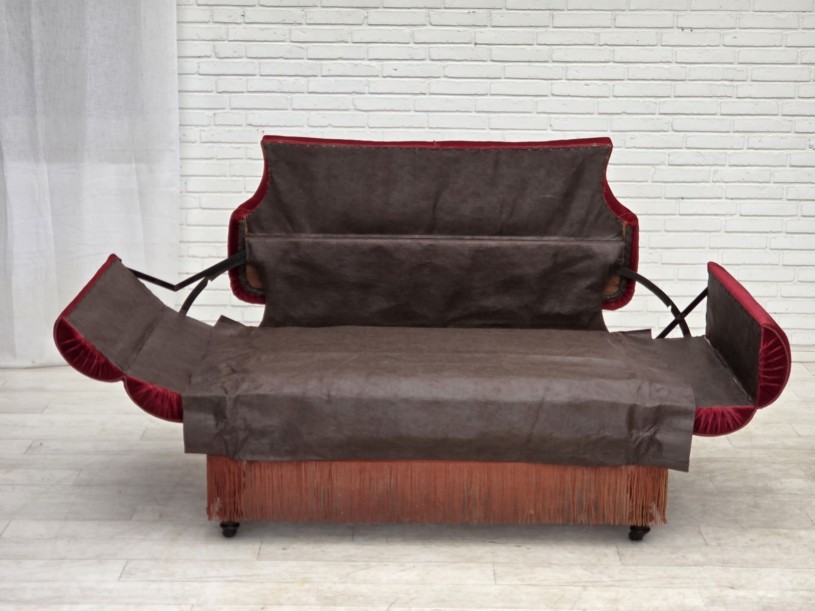 Ca. Jaren 1950, Deense 2 Zits Sofa Met Neerklapbare Armleuningen/Rugleuning, Kersrood Meubelvelours. photo vinterior
