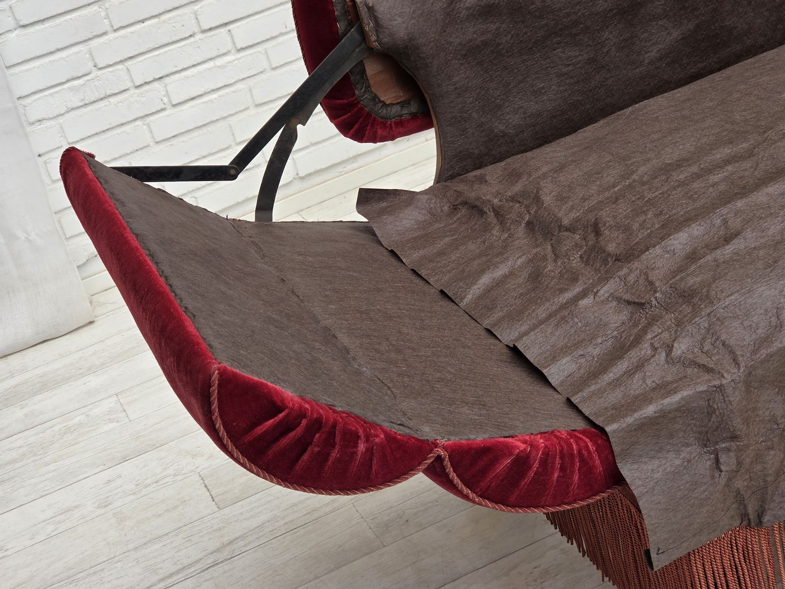 Ca. Jaren 1950, Deense 2 Zits Sofa Met Neerklapbare Armleuningen/Rugleuning, Kersrood Meubelvelours. photo buy