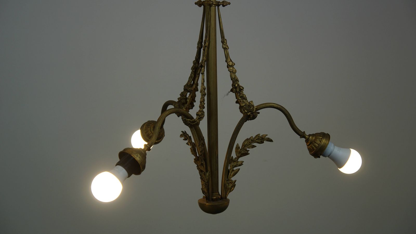Antieke Hanglamp Met Goudkleurige Afwerking, Sierelementen En 3 Fittingen photo for sale