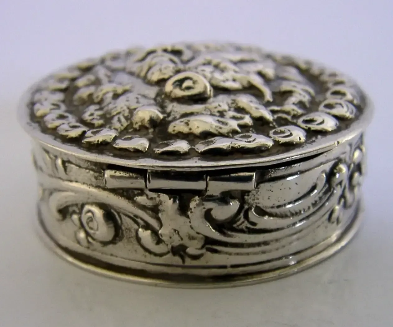 Duits massief zilveren doosje ca. 1920, 19e-eeuws tafereel, 40g photo for sale