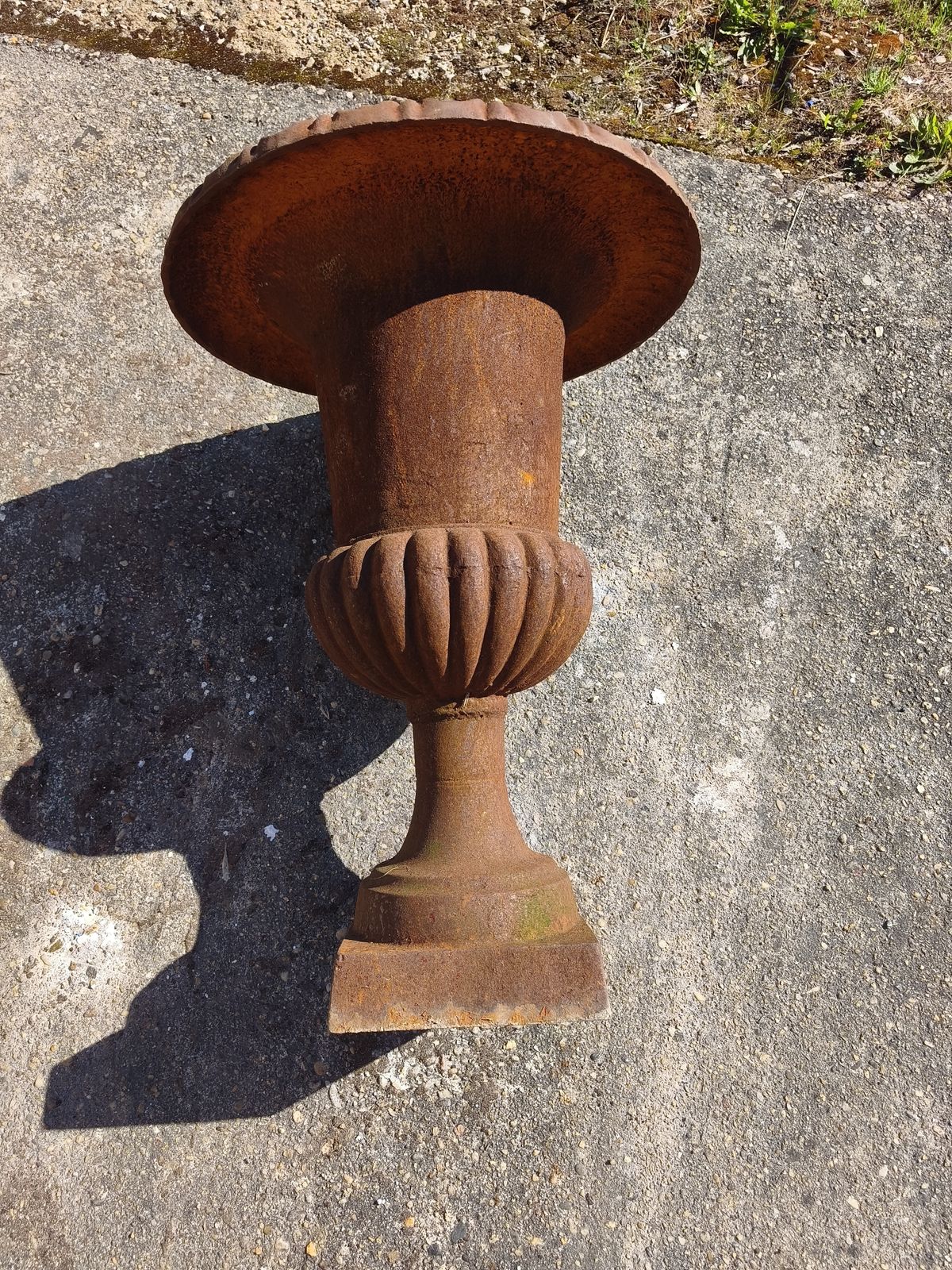 photo vintage Pair Of 19th Century Cast Iron Medici Vases