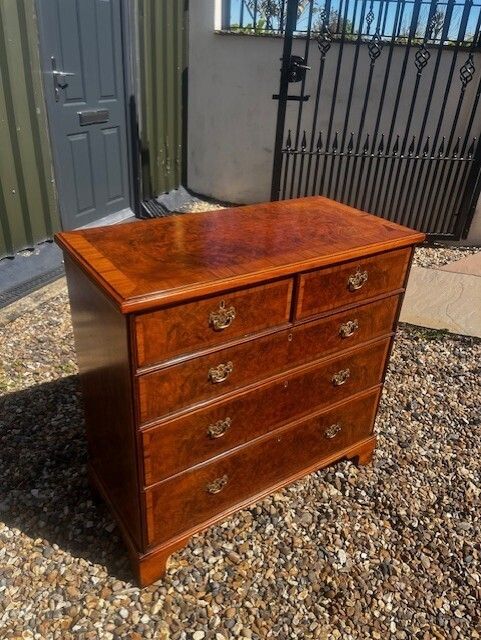 photo vinterior A George II Style Burr Walnut Chest Of Drawers.