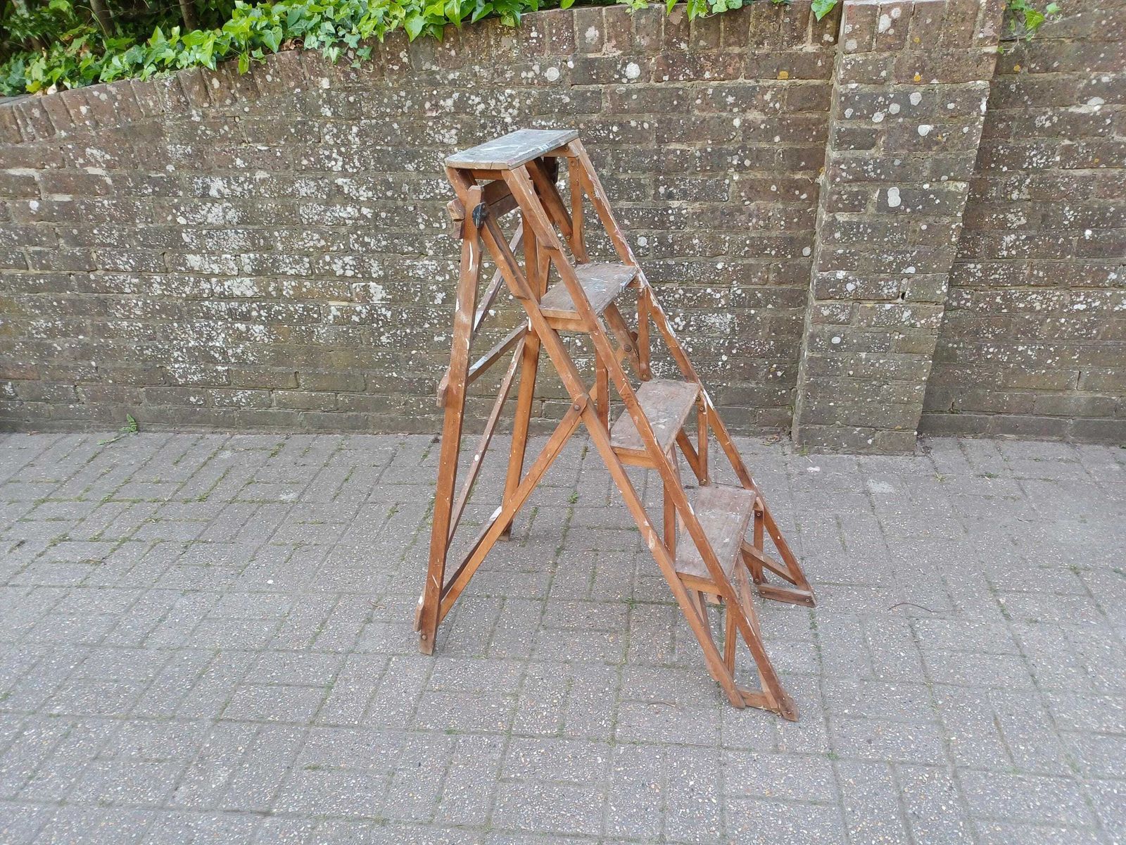 photo furniture Antique Wooden Step Ladder Early 20th Century Pine Stand Rustic Shelving Display Clothes Rack Shabby Chic Folding Decor