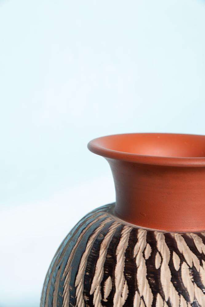 Vintage Wekara Sgraffito Vaas, Minimalistische Keramische Vaas photo Woonaccessoires