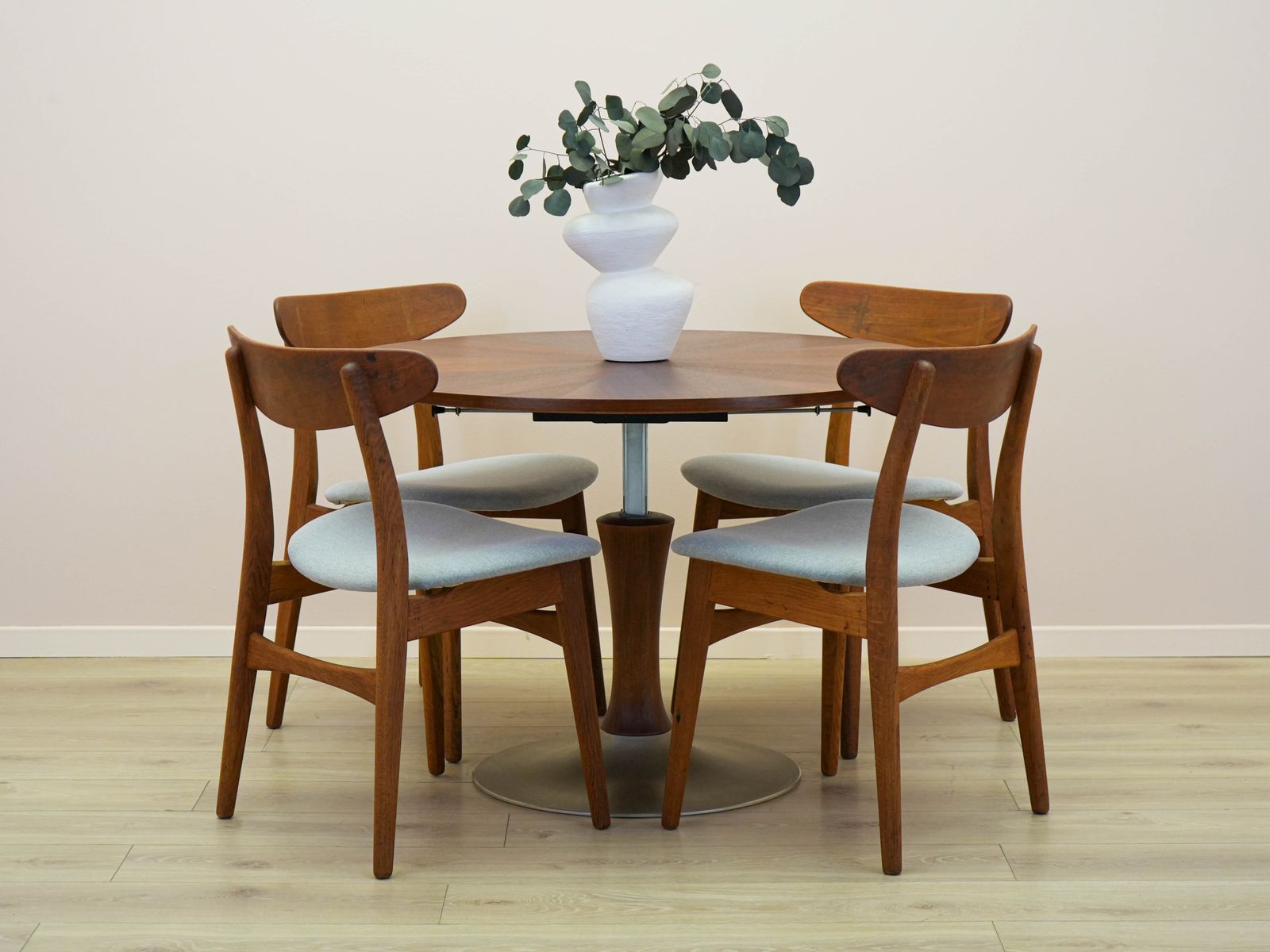 Set Of Four Chairs Ch30, Danish Design, 1960s, Designer: Hans J. Wegner photo furniture