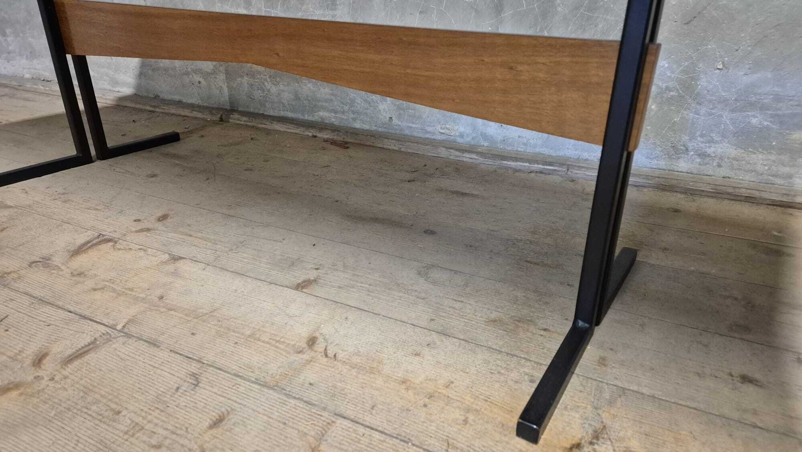photo furniture Vintage Rechthoekige Salontafel Met Houten Blad En Zwart Metalen Onderstel, Ca. Jaren 1960.
