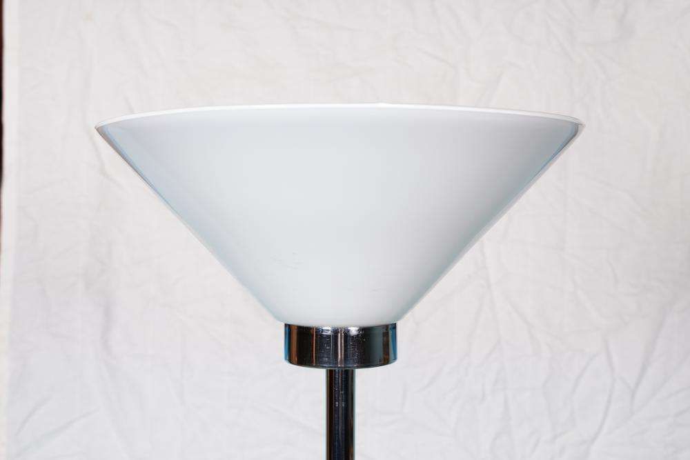 Vintage Vloerlamp Met Matglazen Kap En Chroom, Minimalistische Uplighter photo furniture