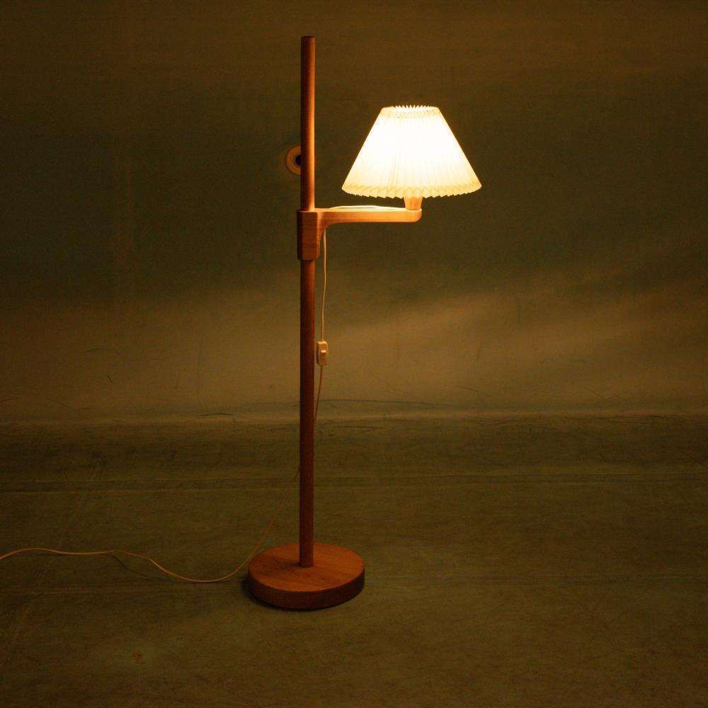 photo for sale Minimalistische Carl Malmsten Vloerlamp – Grenen Vloerlamp, Zweden