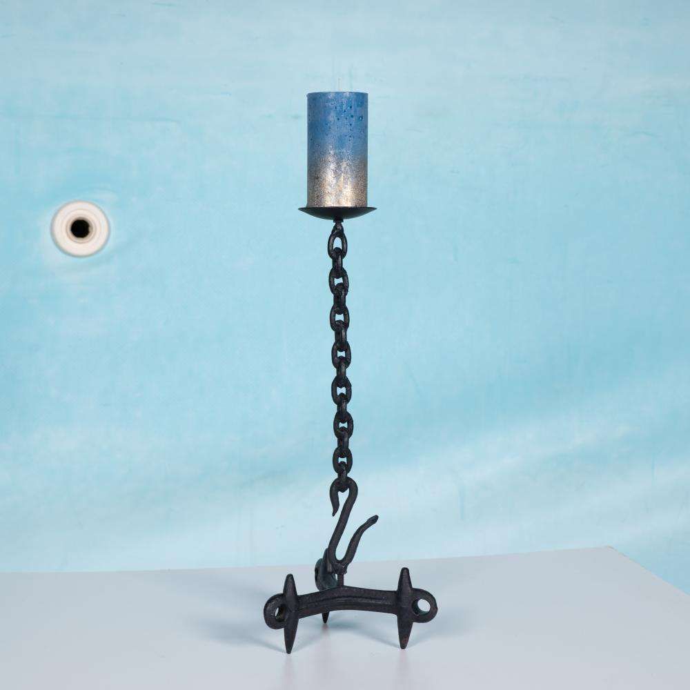 Brutalistisch Metalen Kandelaar, Minimalistische Ijzeren Kaarsenhouder photo furniture