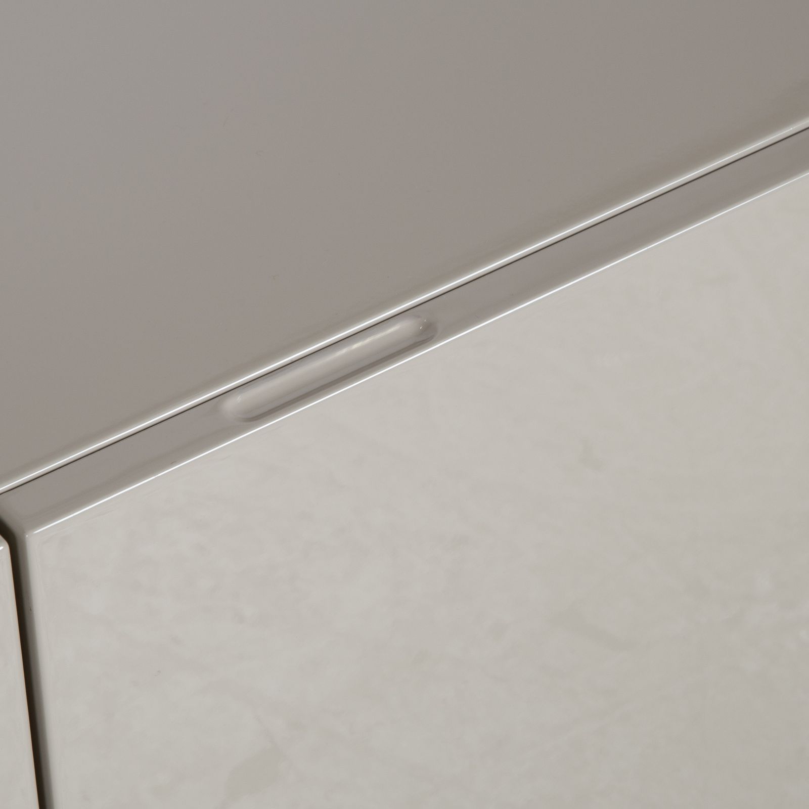 photo furniture Buffet Hülsta Lilac beige taupe laqué brillant