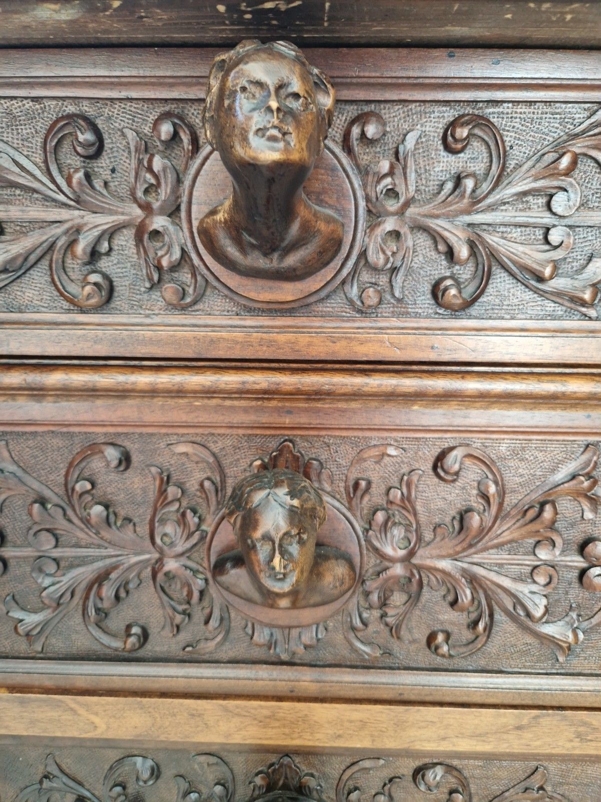photo vinterior Antique Renaissance Bedroom Set King Size Bed Carved Walnut Italian Gothic Style