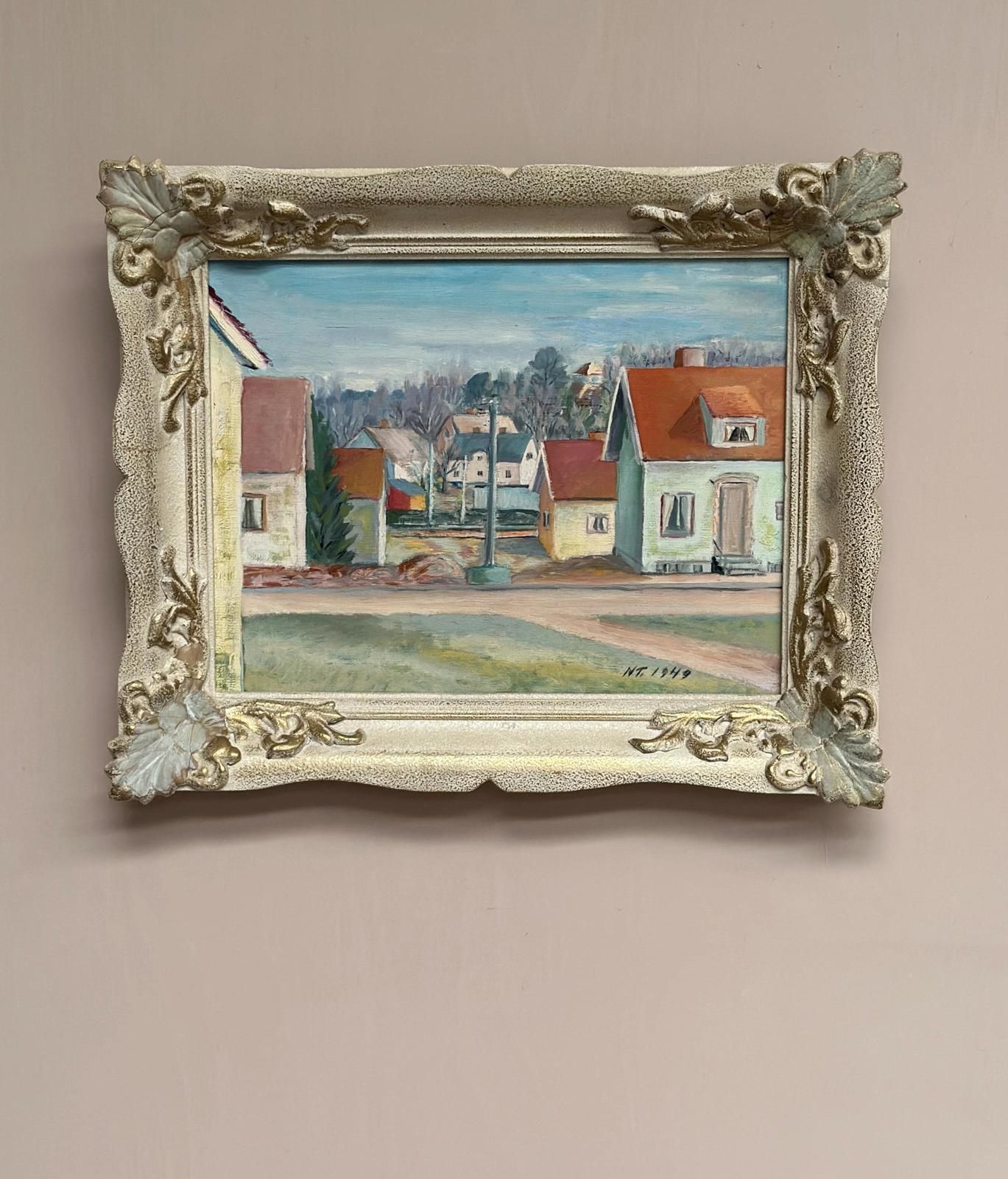 Original| Mid Century Oil On Canvas – “Village Street With Houses” By N.T. – Dated 1949 – Vintage & Framed – 37 × 44 Cm (14.6" × 17.3") photo vinterior