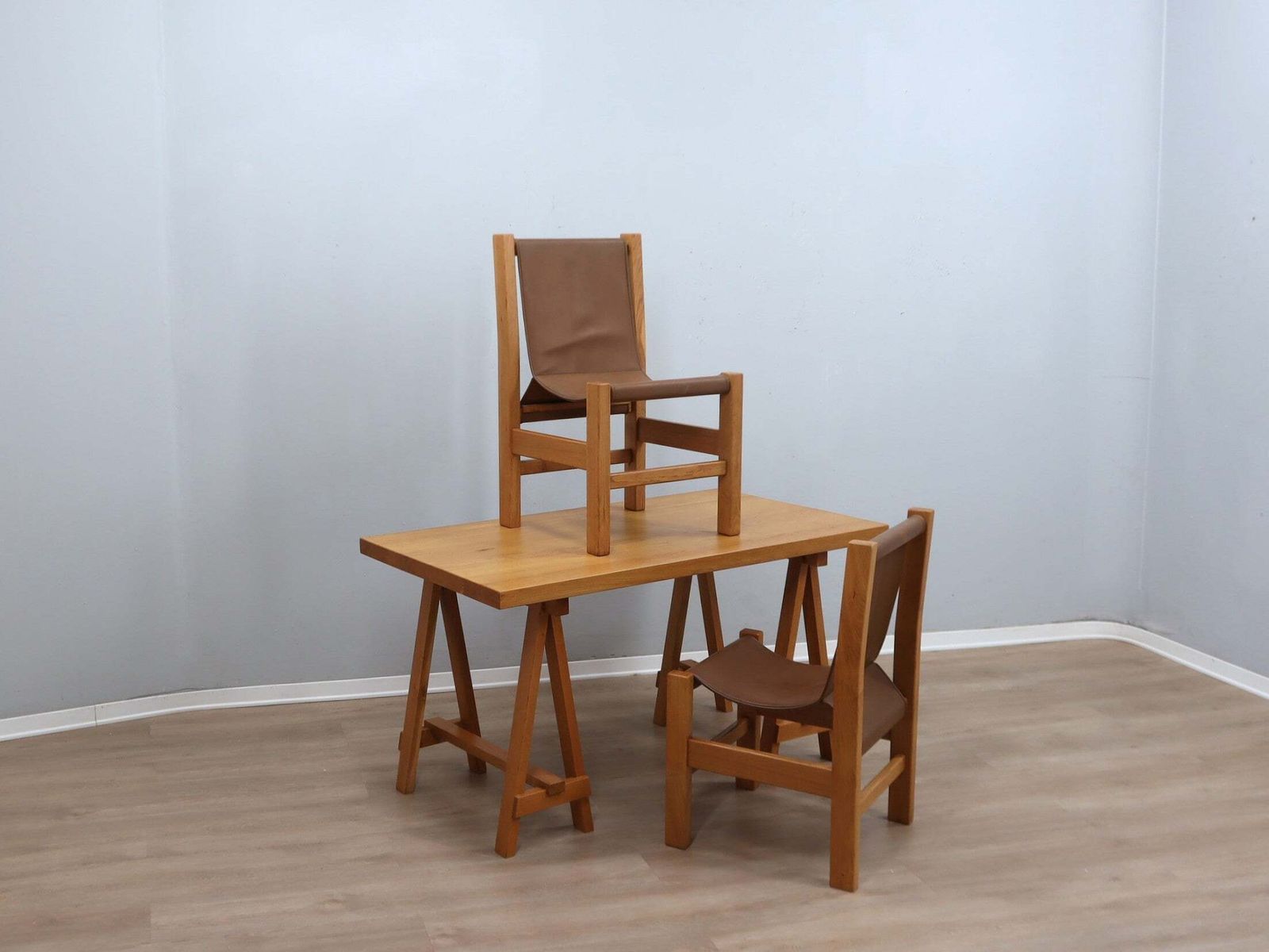 Schrijftafel op schragen van massief beukenhout met leren stoelen, Italië 1970