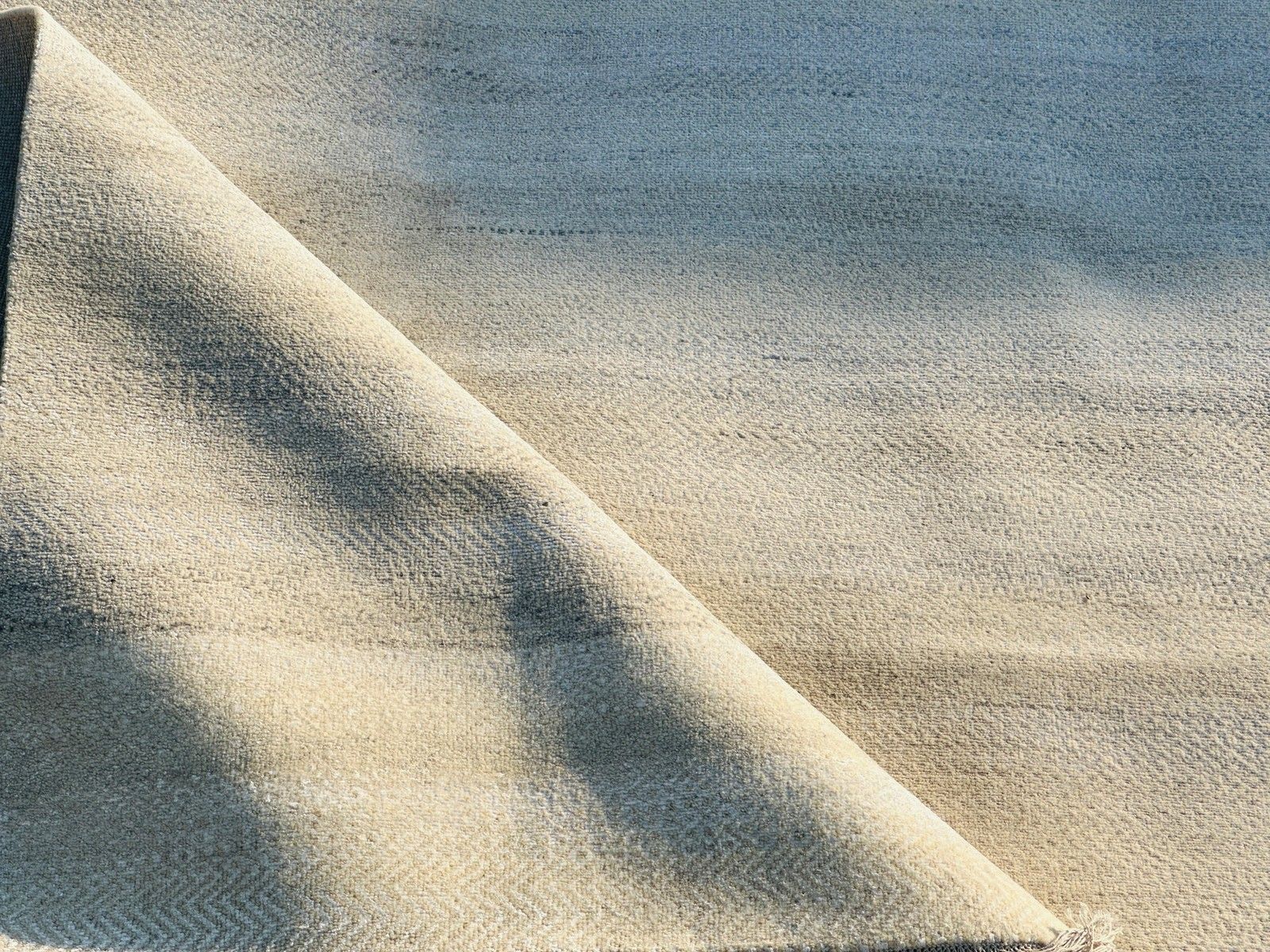 Tapis artisanal 245 x 305 cm (8 x 10 ft) minimaliste en ivoire, laine et bambou, noué à la main photo 2843.0