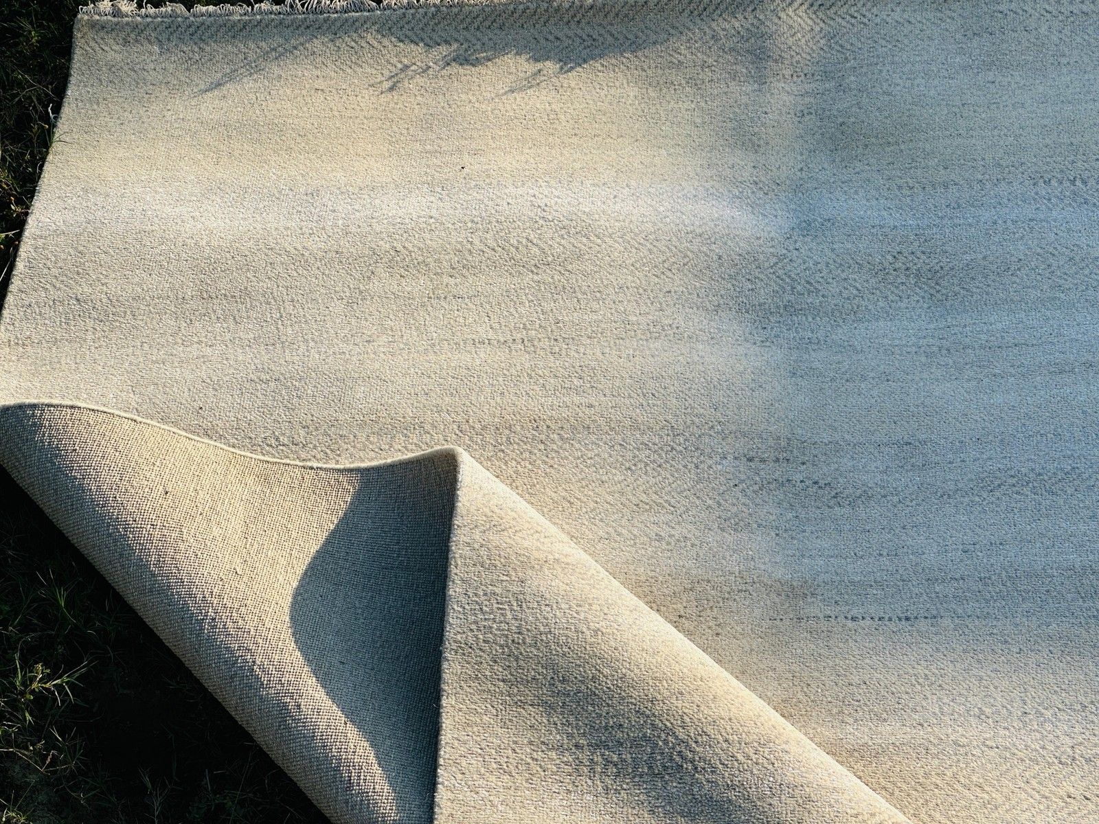 Tapis artisanal 245 x 305 cm (8 x 10 ft) minimaliste en ivoire, laine et bambou, noué à la main photo vinterior