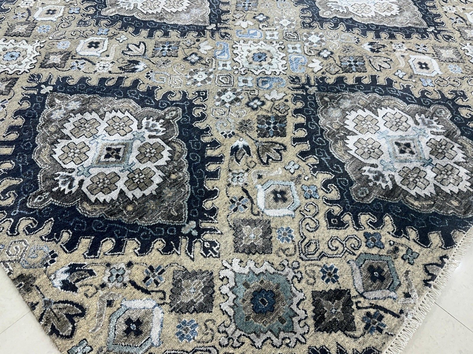 Tapis en laine noué à la main 8x10 ft, bleu marine et taupe, motif floral photo vintage