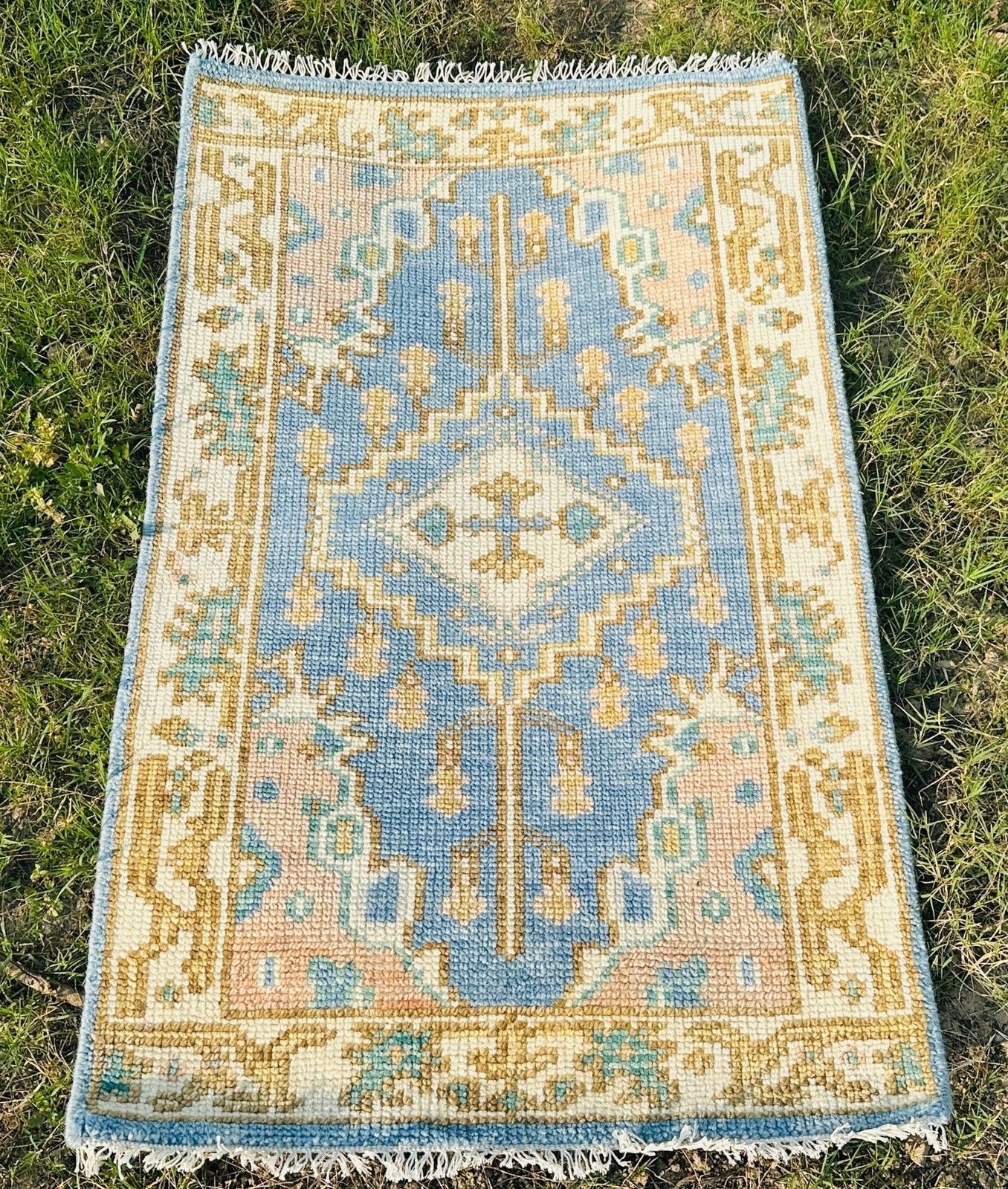 Tapis en laine Oushak fait main, motif médaillon bleu, 90 x 150 cm photo for sale