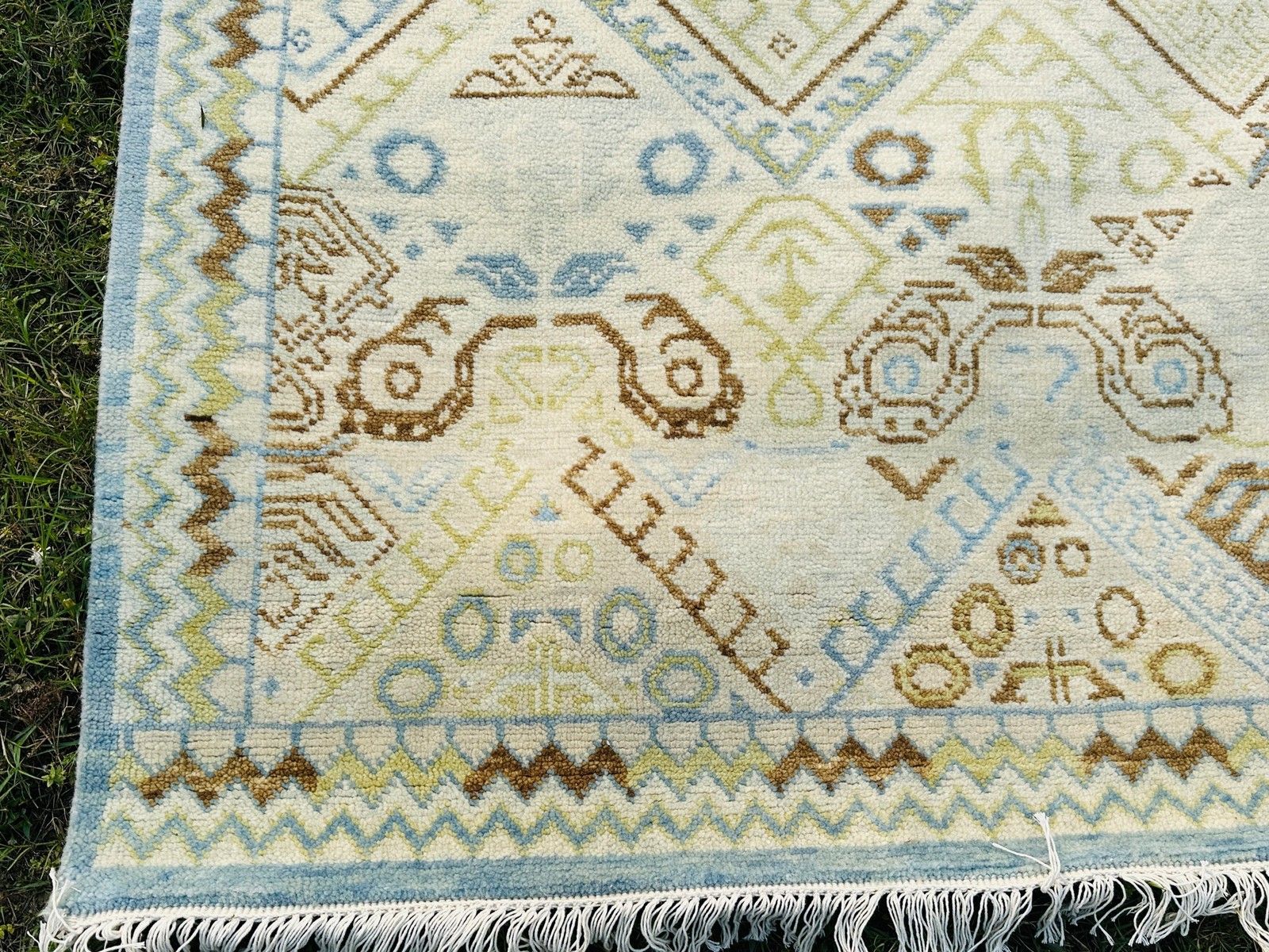 Tapis en laine noué à la main 245 x 305 cm, motif Oushak ivoire et vert sauge photo vinterior