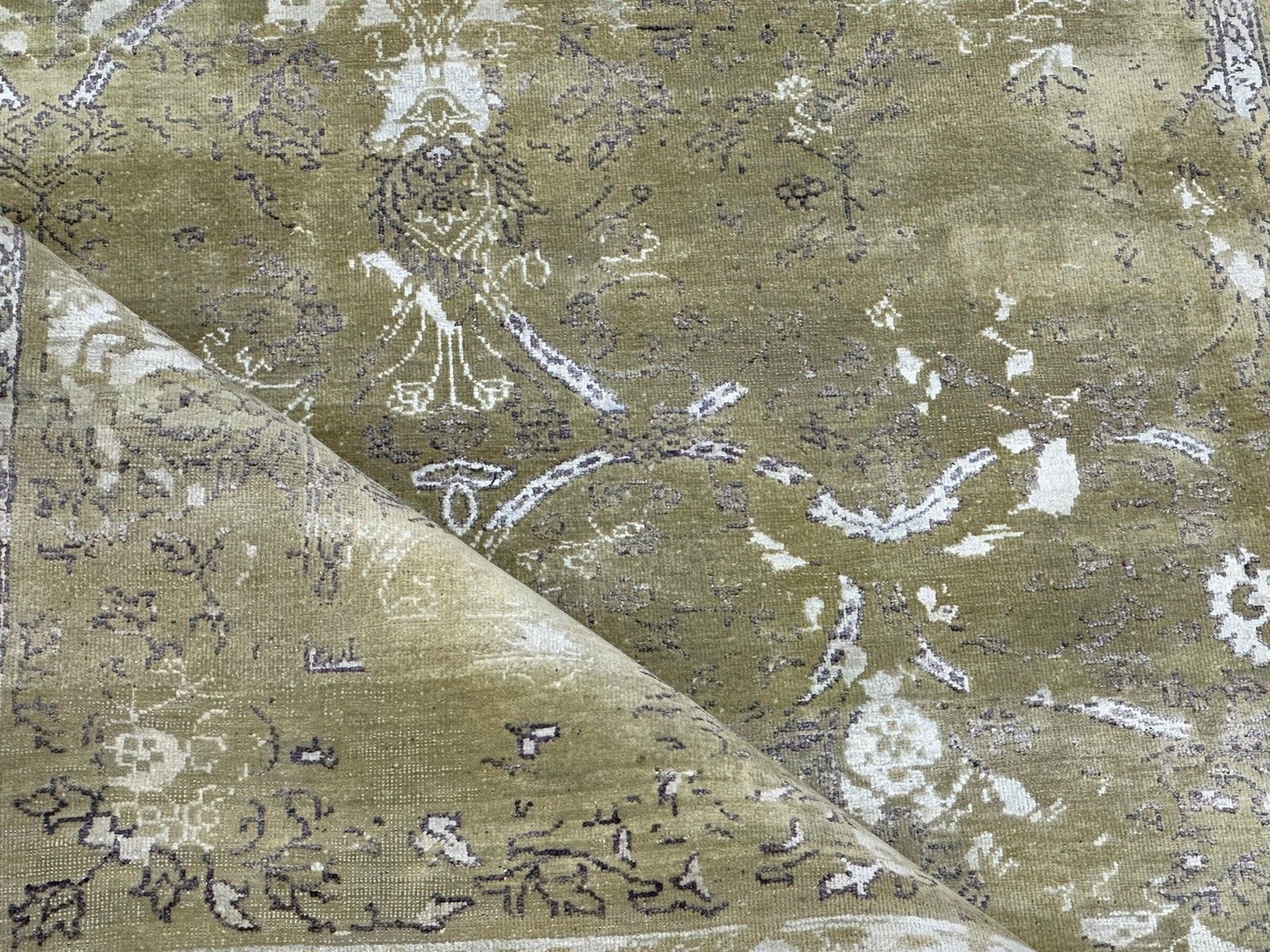 Tapis en laine et soie noué à la main, motif floral patiné vert olive, 180 x 270 cm photo buy