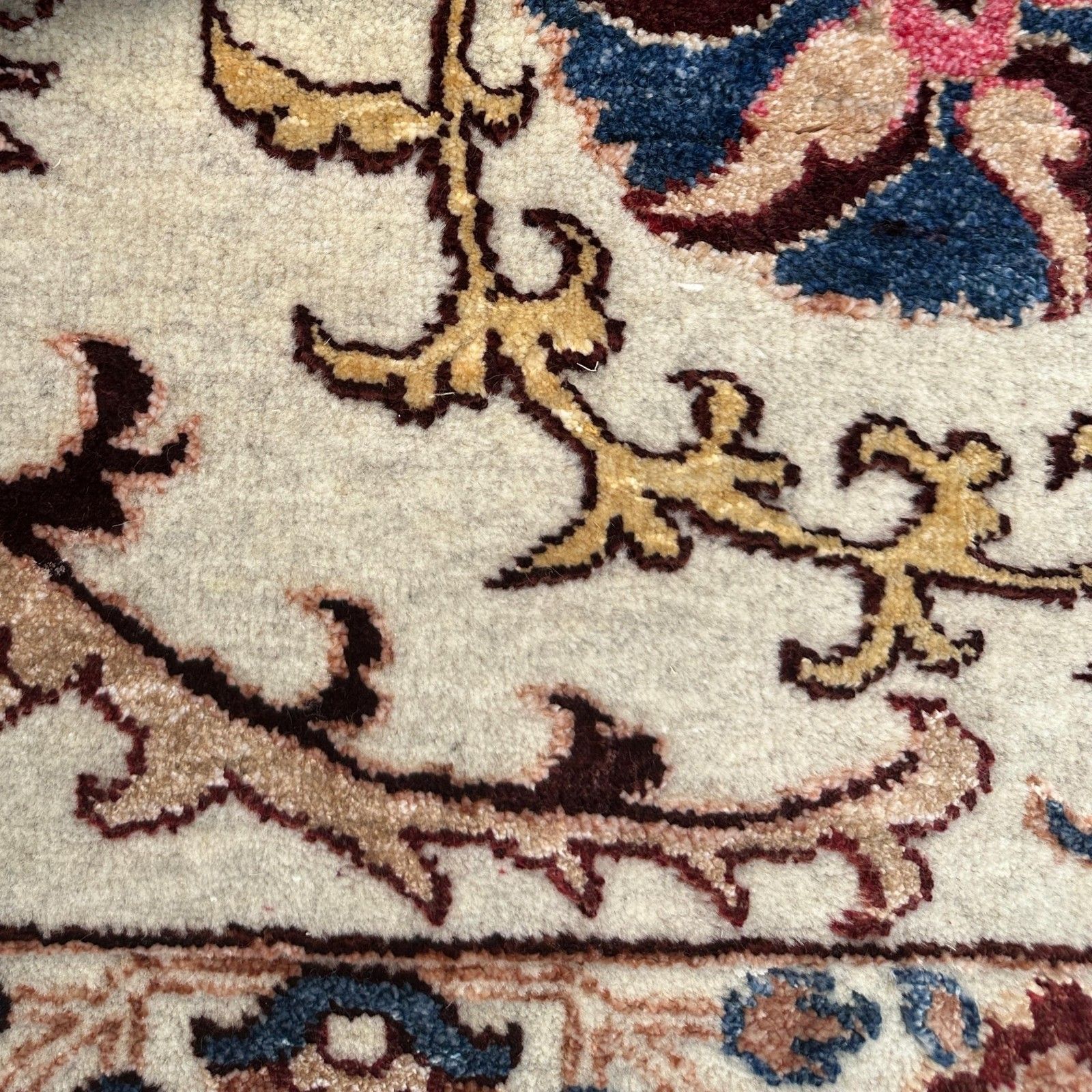 Tapis en laine et soie fait main, motifs floraux ivoire sur fond de rinceaux, 150 x 245 cm photo buy