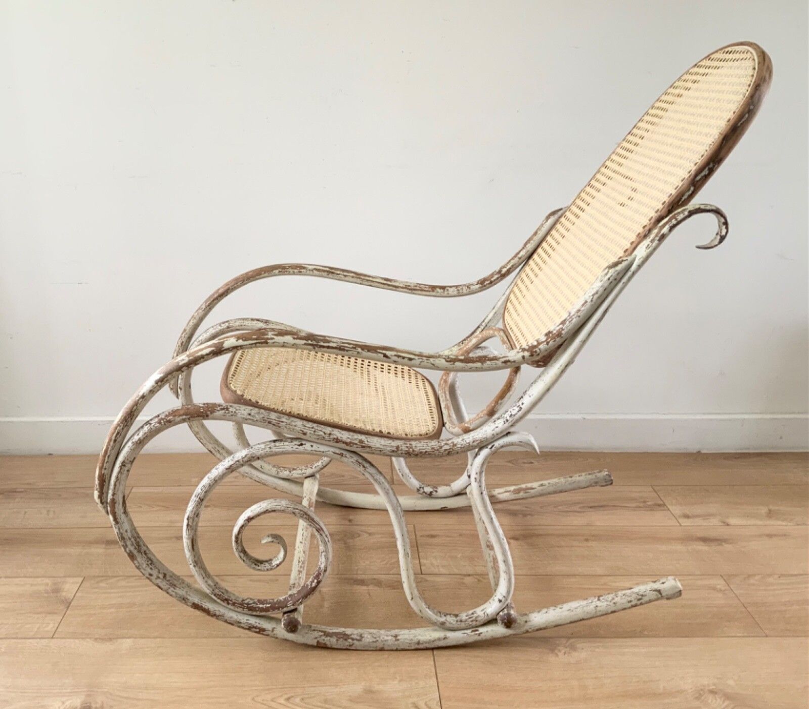 Antique Thonet Bentwood Rocking Chair Nr. 10 Art Nouveau Circa 1880s In White photo Furniture