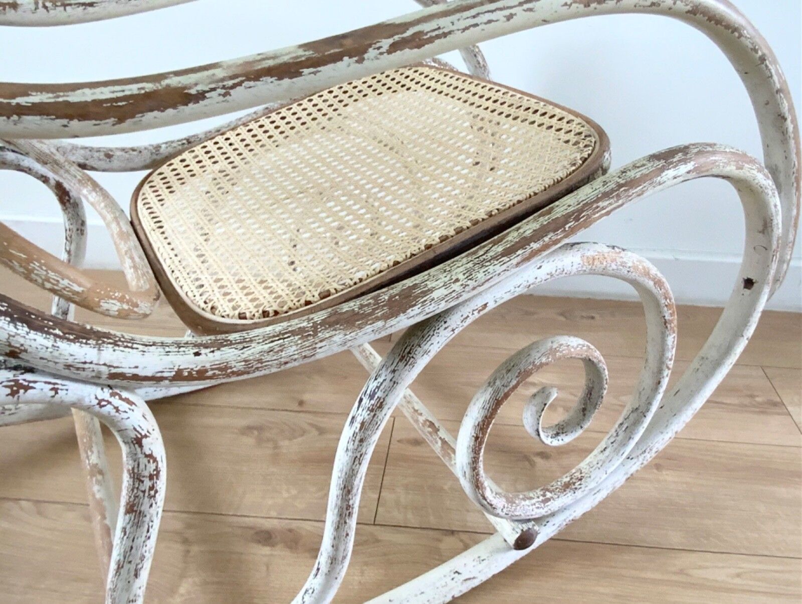 Antique Thonet Bentwood Rocking Chair Nr. 10 Art Nouveau Circa 1880s In White photo vinterior