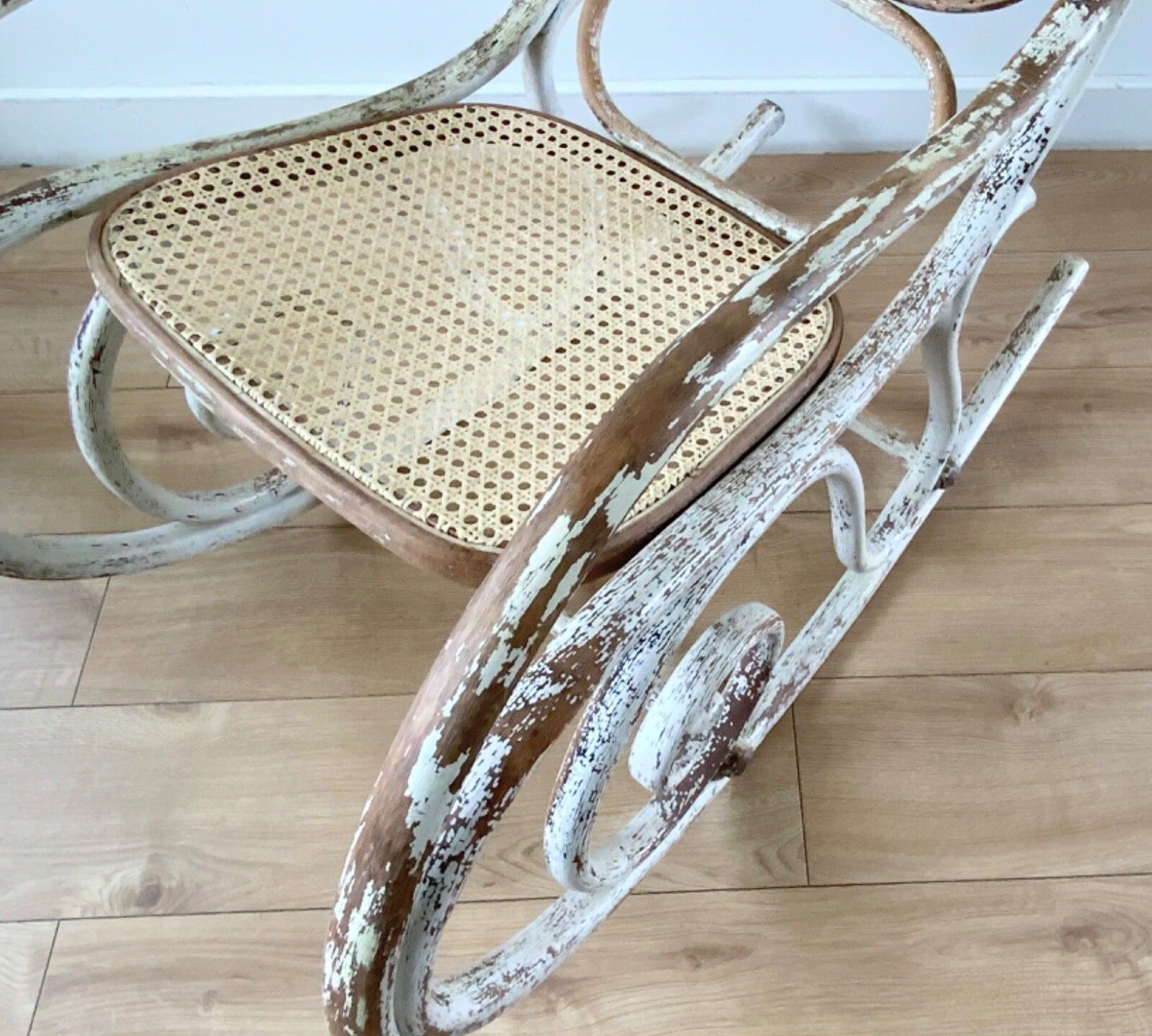 651.0 Antique Thonet Bentwood Rocking Chair Nr. 10 Art Nouveau Circa 1880s In White photo