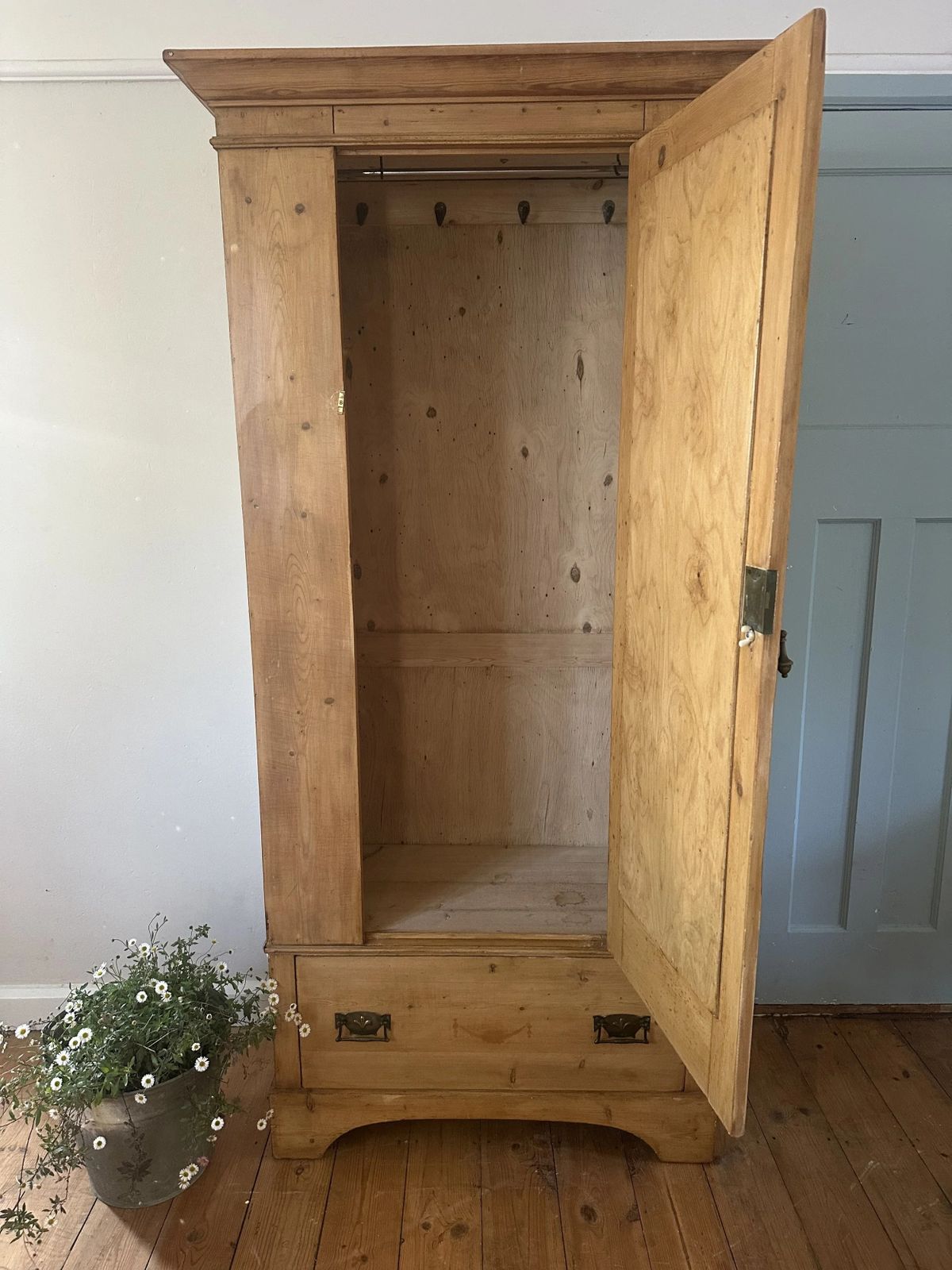 Antique Old Pine Wardrobe., Mid 20th Century photo vinterior