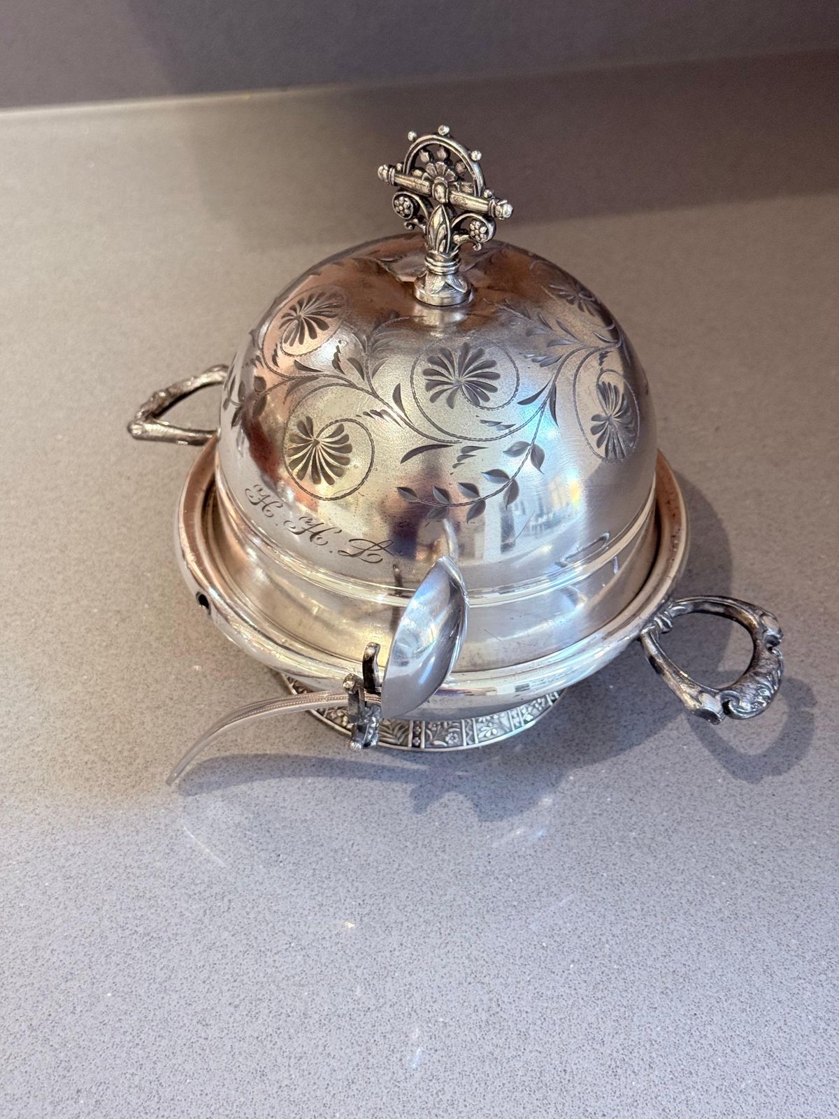 Antiek decoratief botervlootje, kaviaarschaal, serveerschaal, zilveren quadruple plate deksel, lepel photo vinterior