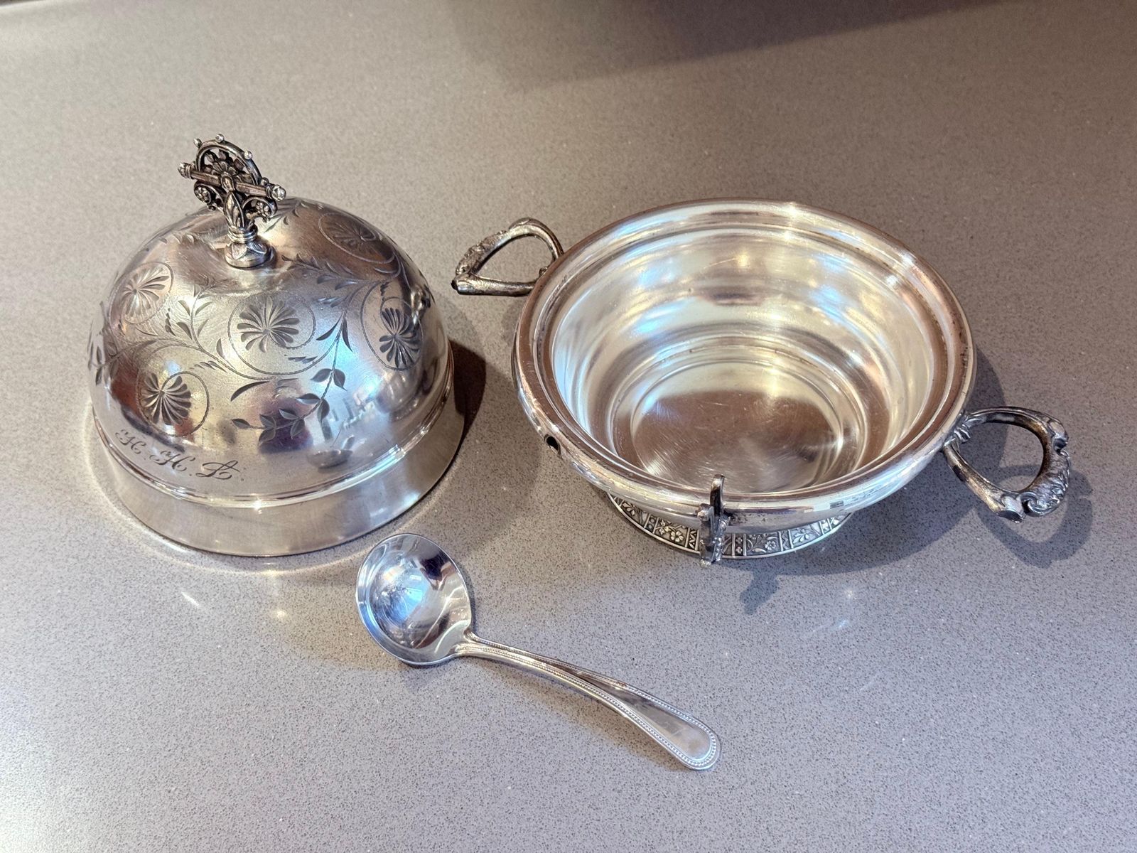 Antiek decoratief botervlootje, kaviaarschaal, serveerschaal, zilveren quadruple plate deksel, lepel photo vintage