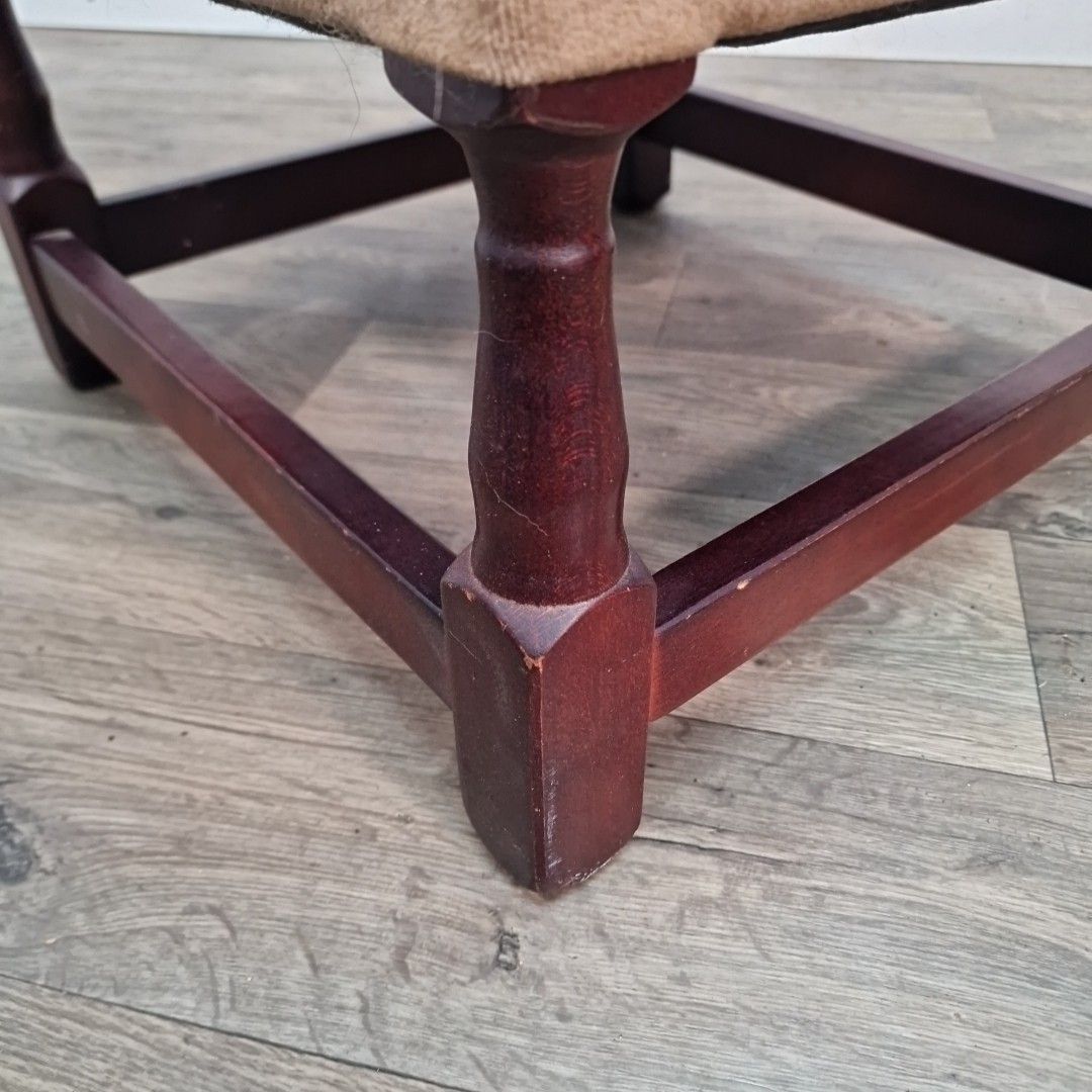 photo vintage Vintage Foot Stool Retro Turned Wooden Brown Square Rest Pouffe Velvet Fabric