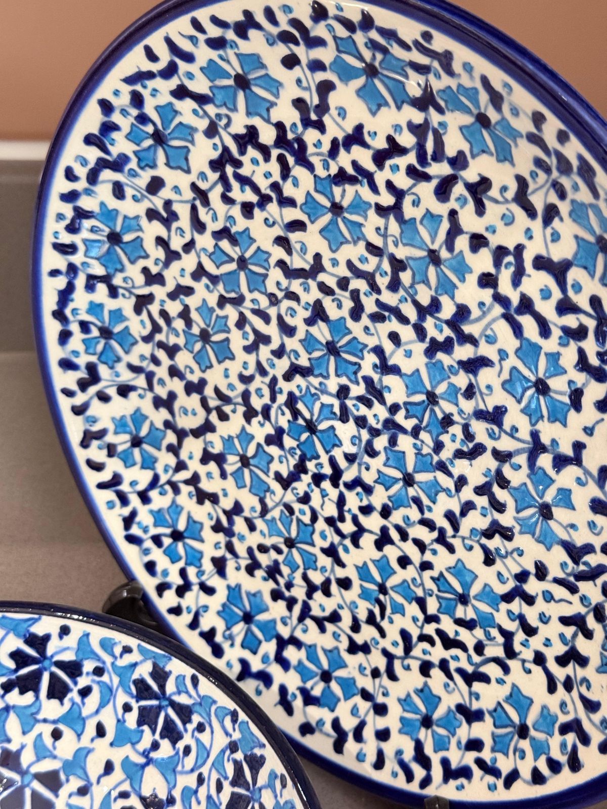 Handgemaakt Turks keramisch kom- en serveerschaalset, blauw bloemmotief Iznik-bord photo vinterior