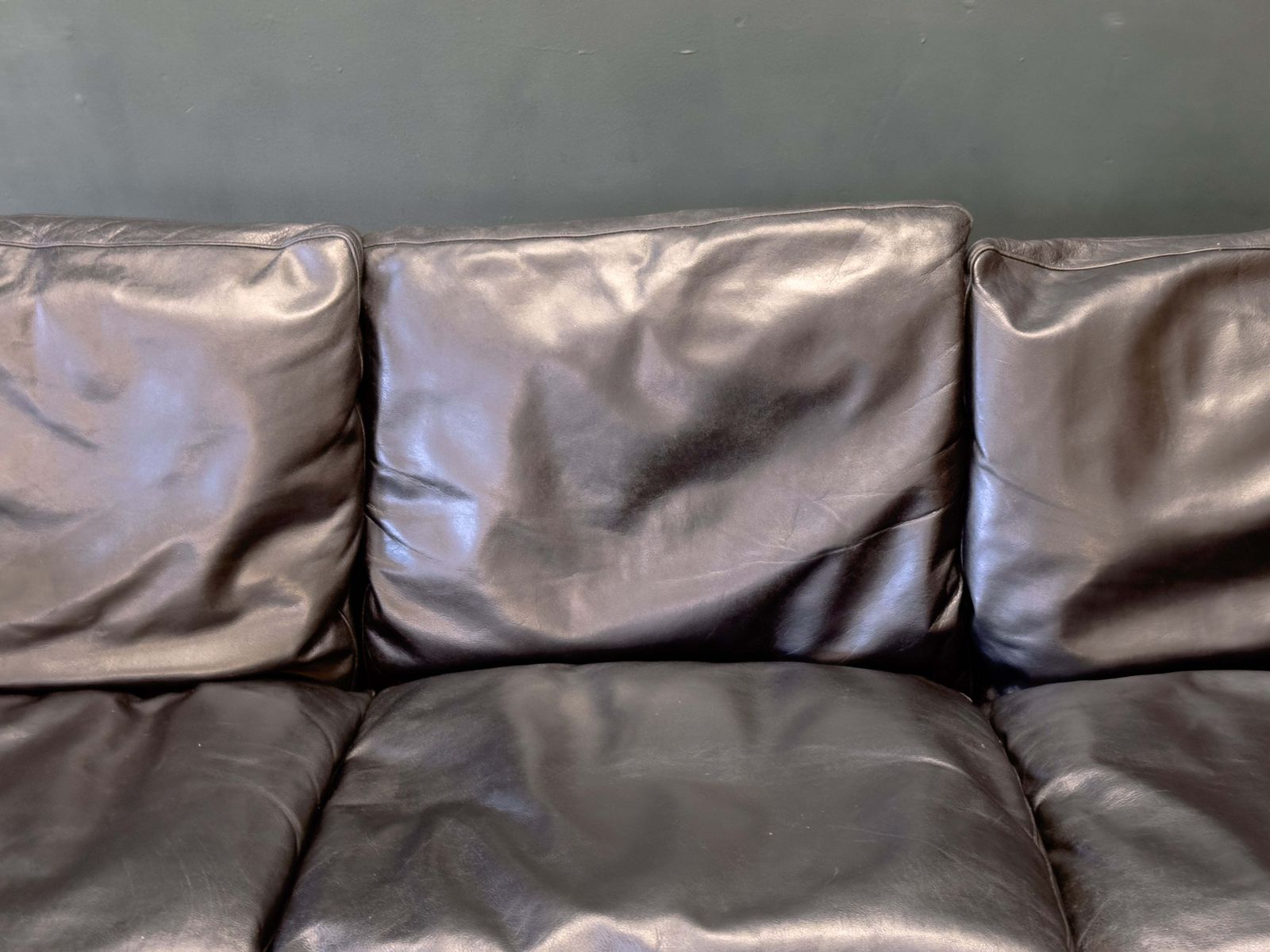 Black Leather Three Seater Sofa photo vinterior